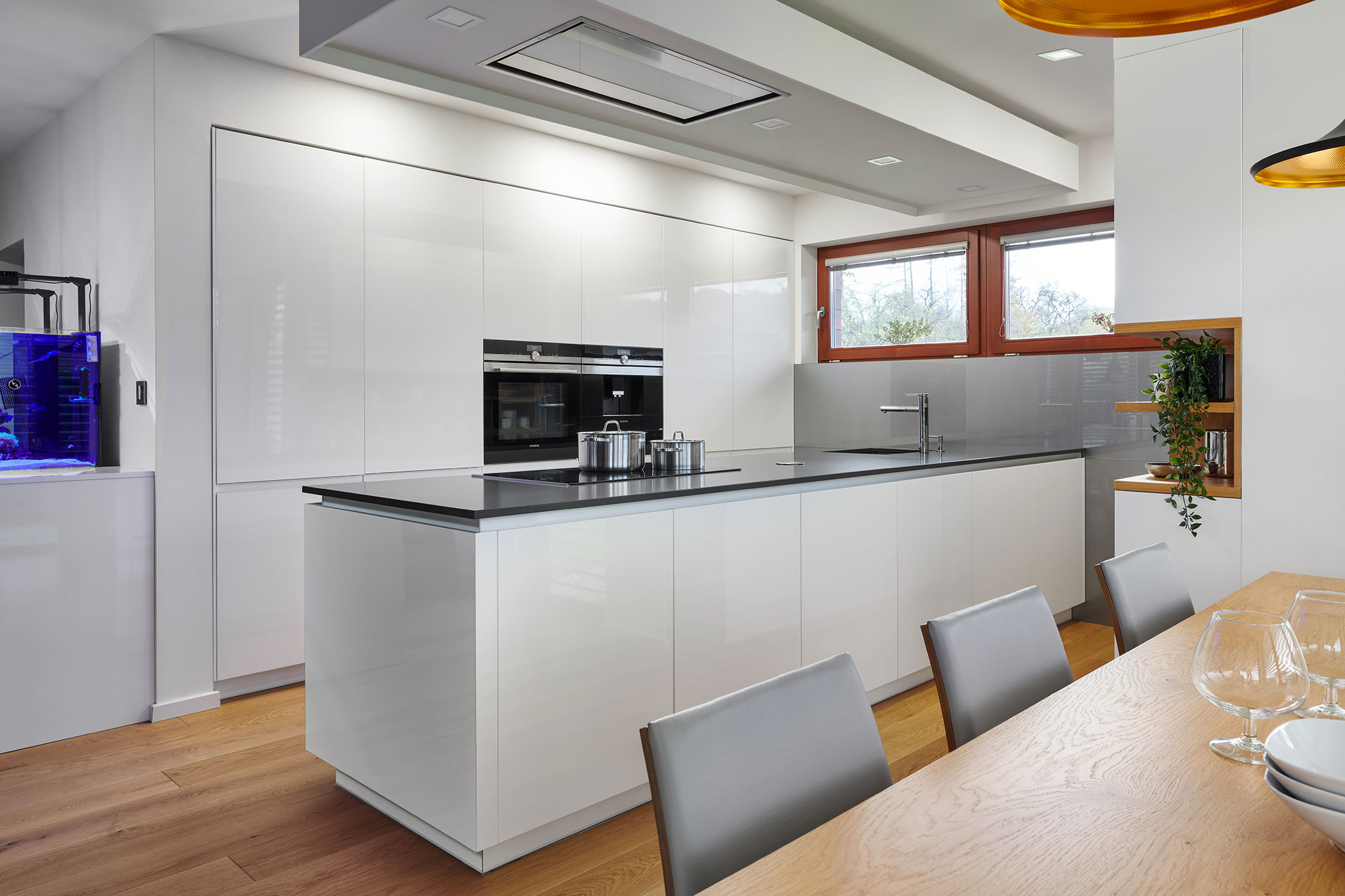 realizacia_moderna-kuchyna-na-mieru_minimalisticka-biela-lakovana-kuchyna_biely-ostrov_stropny digestor