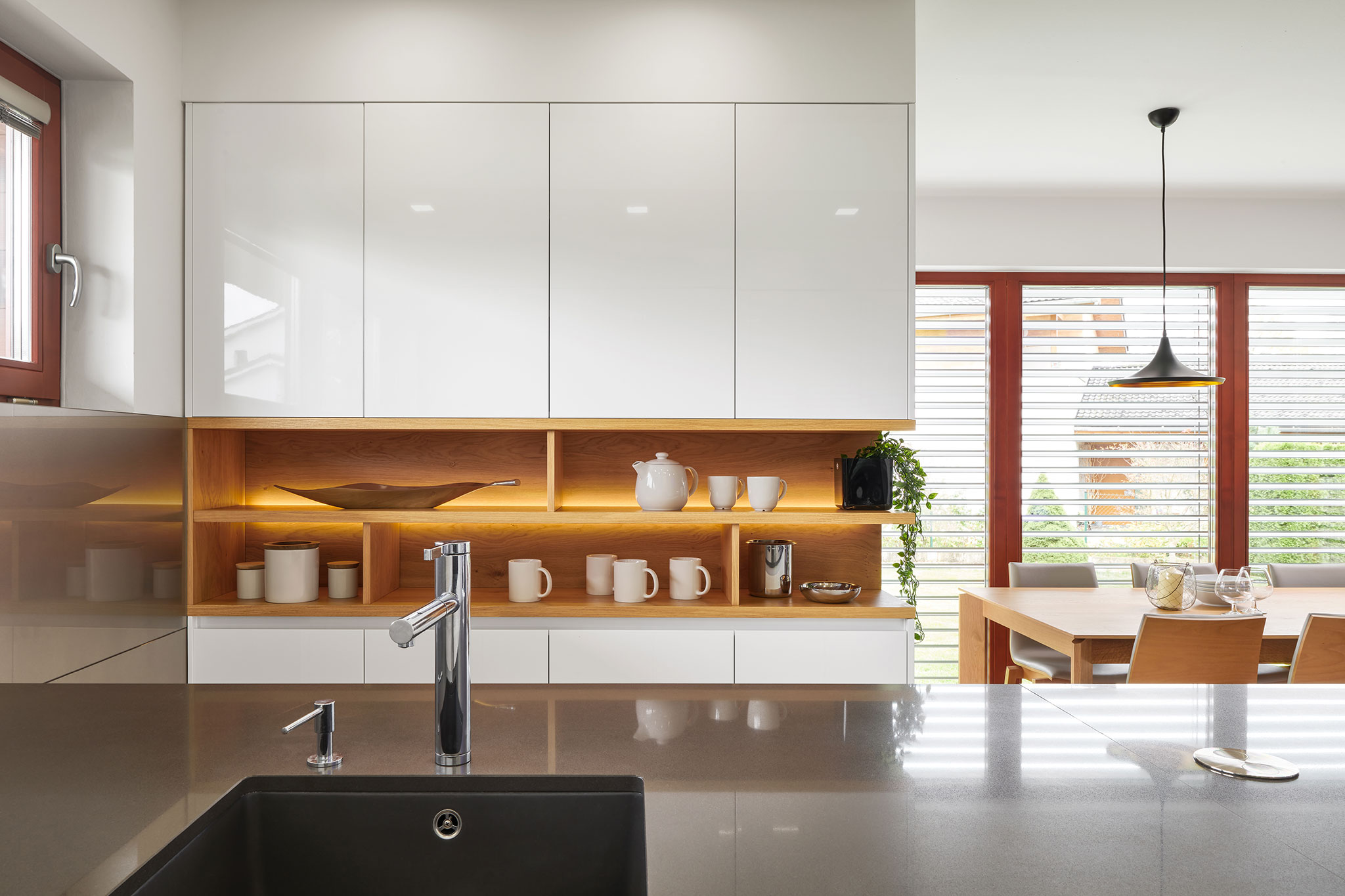 realizacia_moderna-kuchyna-na-mieru_minimalisticka-biela-lakovana-kuchyna_drevene-police