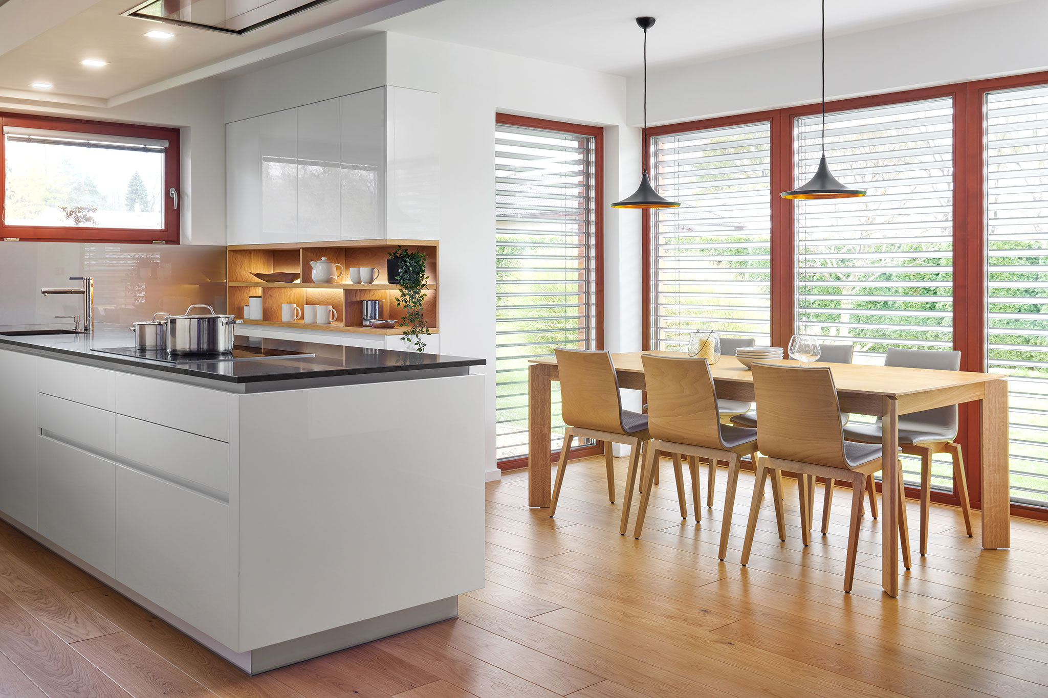 realizacia_moderna-kuchyna-na-mieru_minimalisticka-biela-lakovana-kuchyna_jedalensky-dreveny-stol