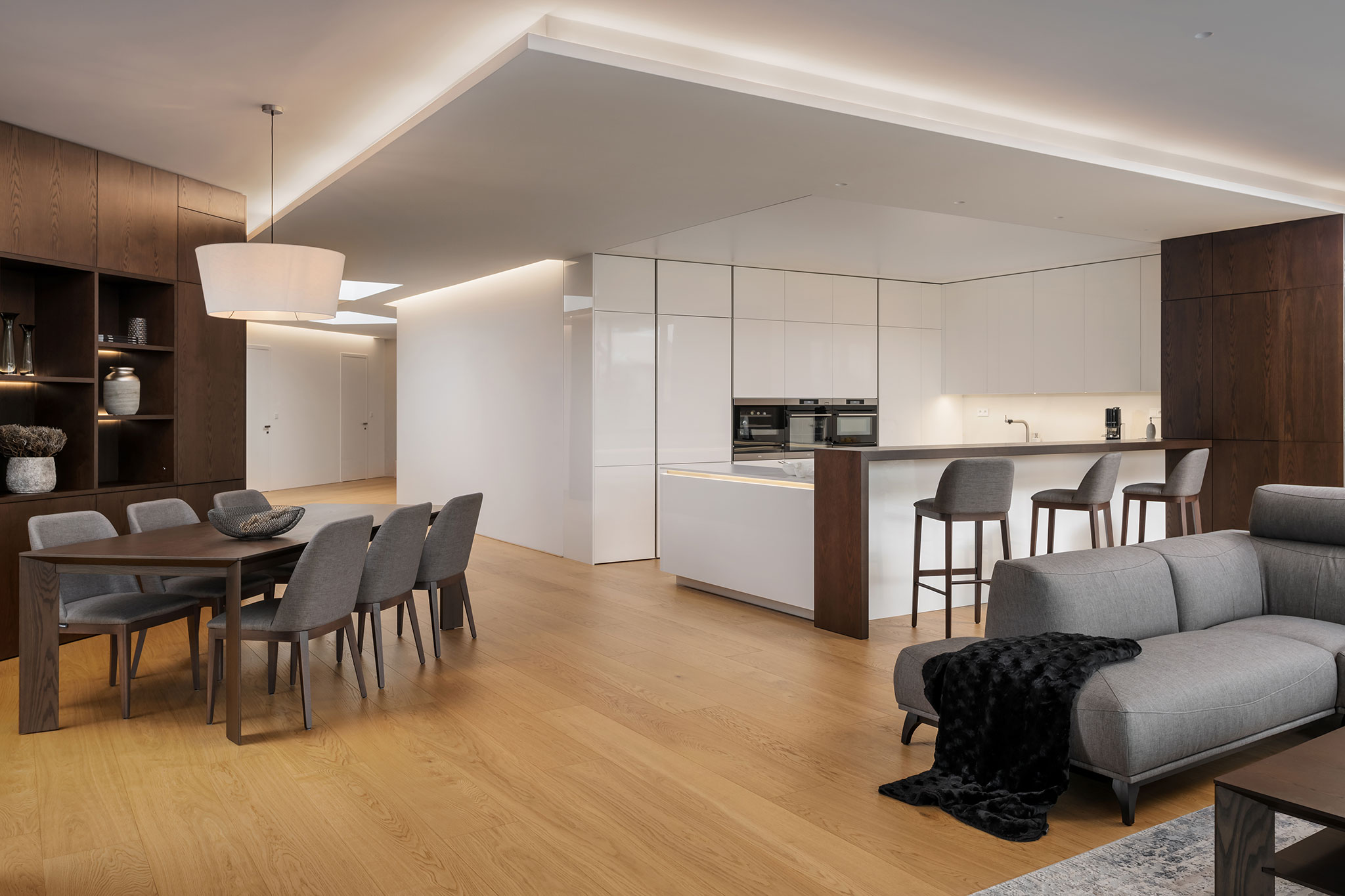 realizacia_moderna-kuchyna-na-mieru_minimalisticka-biela-lakovana-kuchyna_tmavy-dreveny-bar