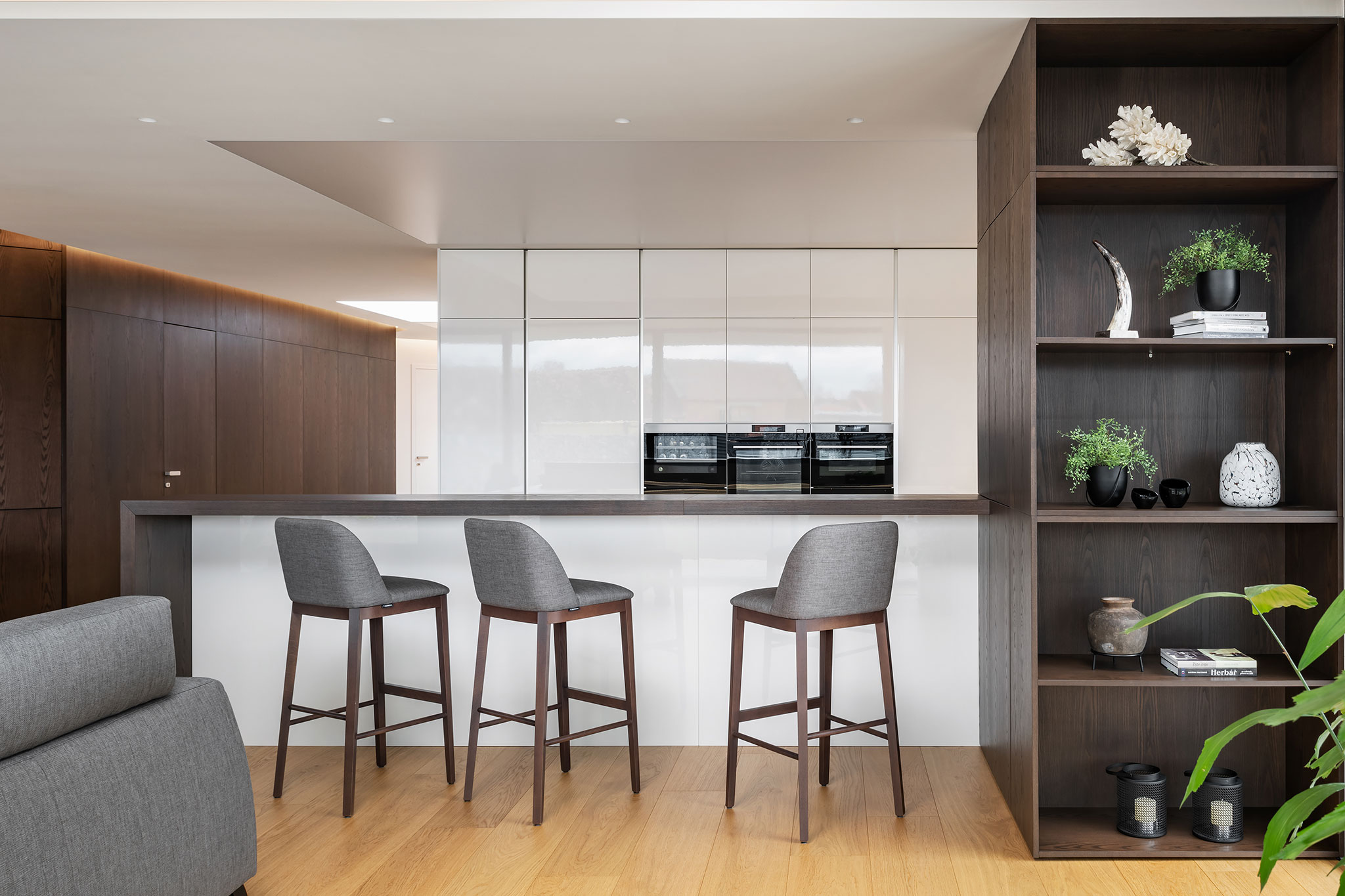 realizacia_moderna-kuchyna-na-mieru_minimalisticka-biela-lakovana-kuchyna_tmavy-dreveny-bar