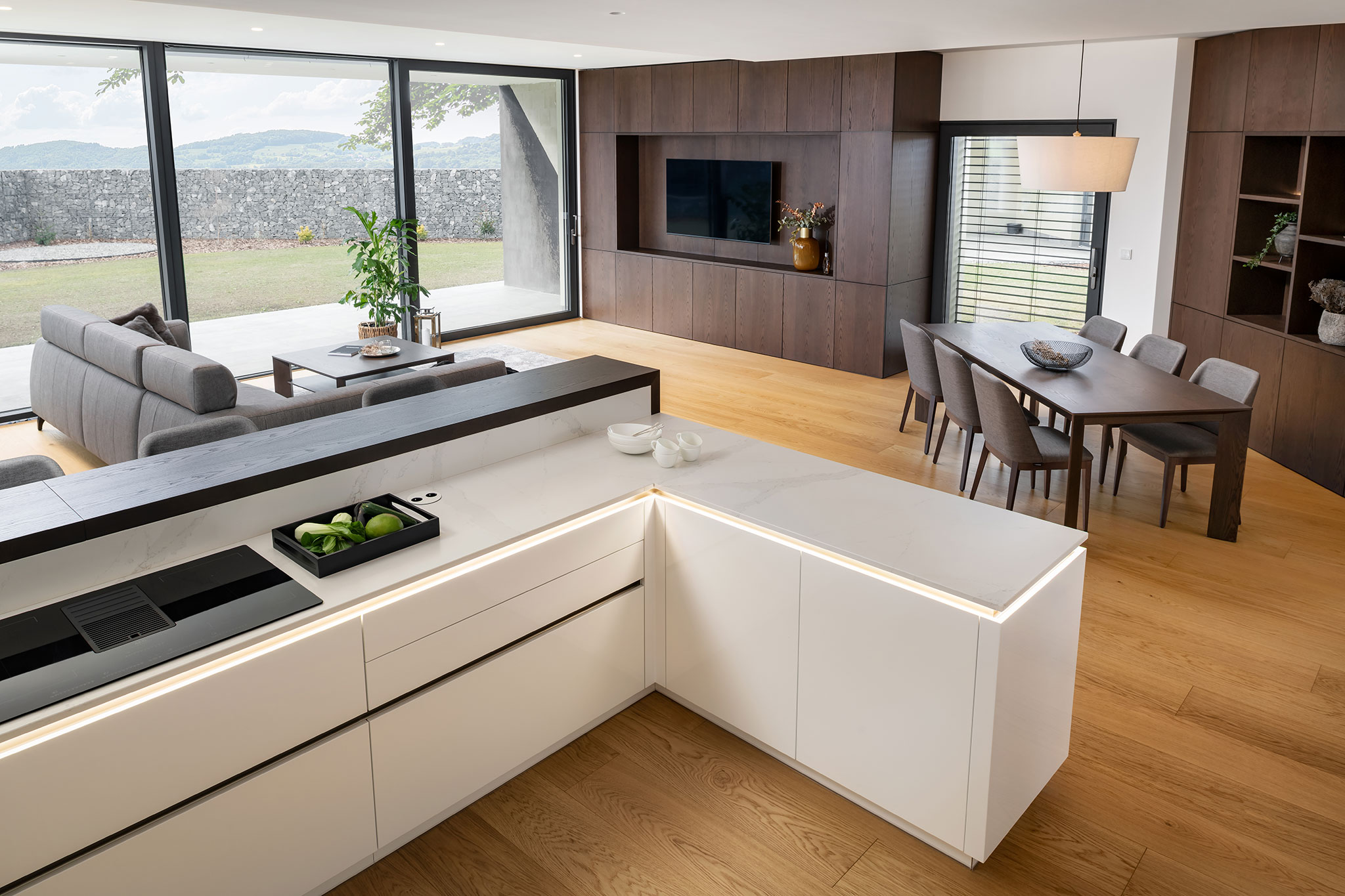 realizacia_moderna-kuchyna-na-mieru_minimalisticka-biela-lakovana-kuchyna_tmavy-dreveny-bar