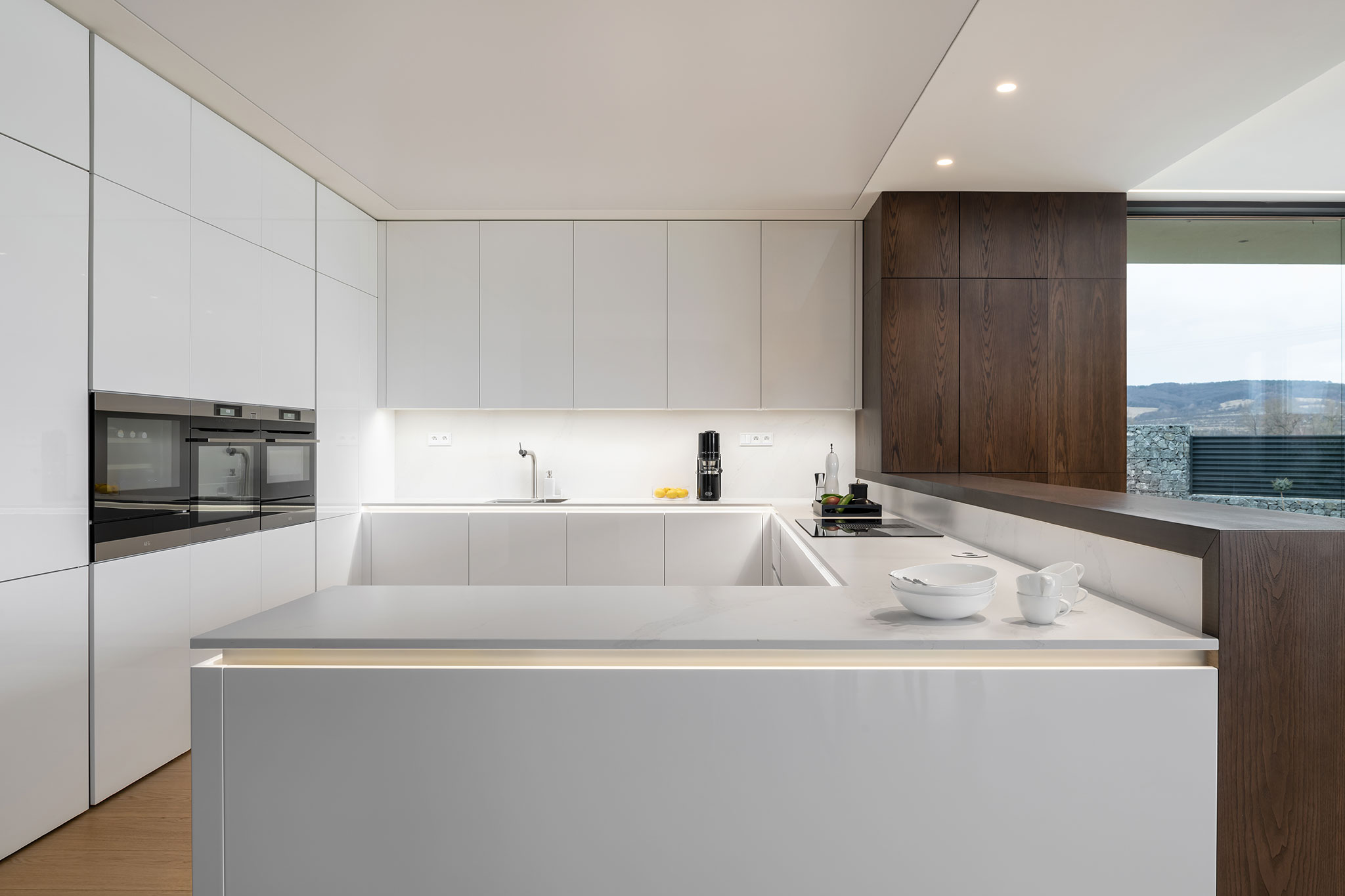 realizacia_moderna-kuchyna-na-mieru_minimalisticka-biela-lakovana-kuchyna_tmavy-dreveny-bar