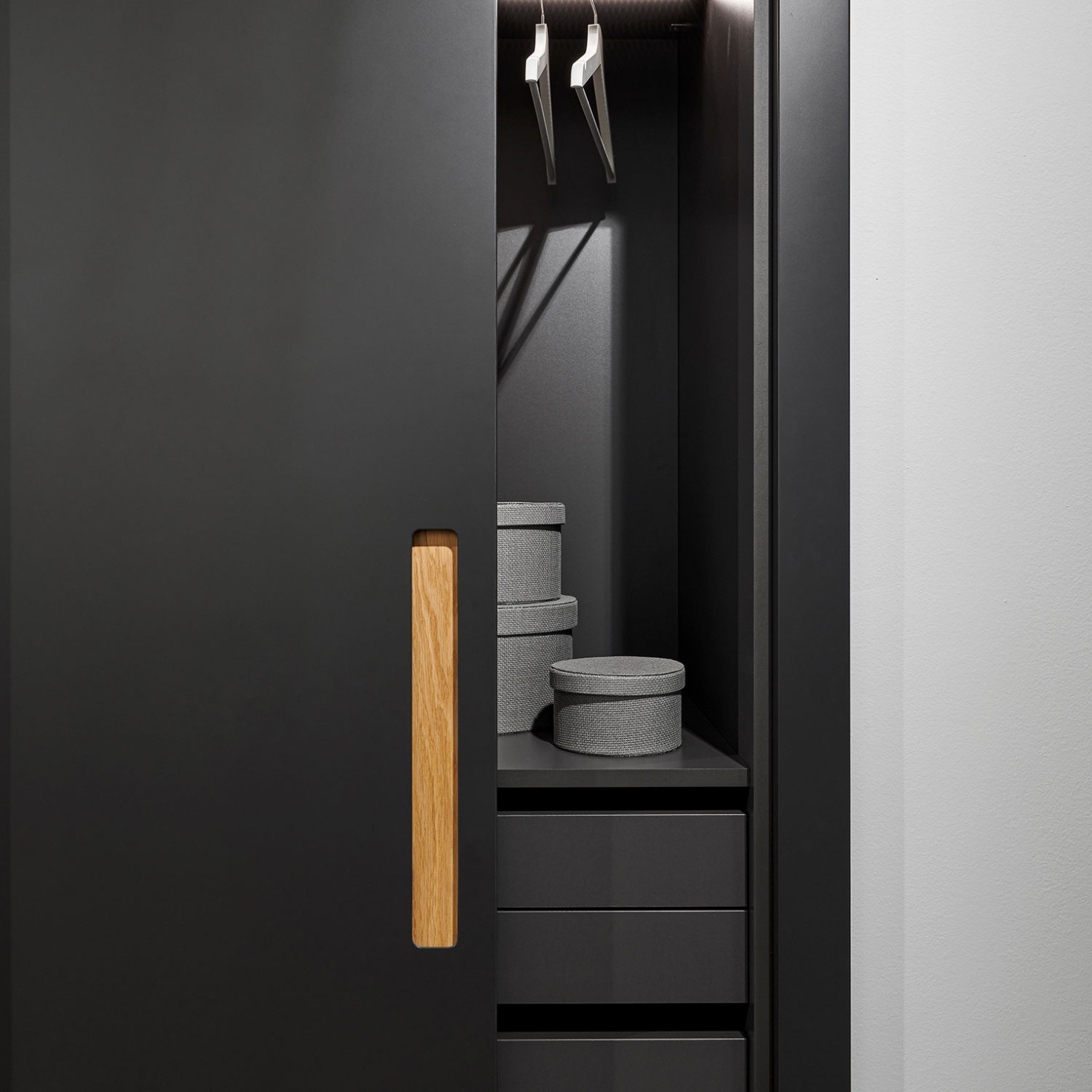 satne_satnikove-skrine_antracitova-lakovana-skrina-na-mieru