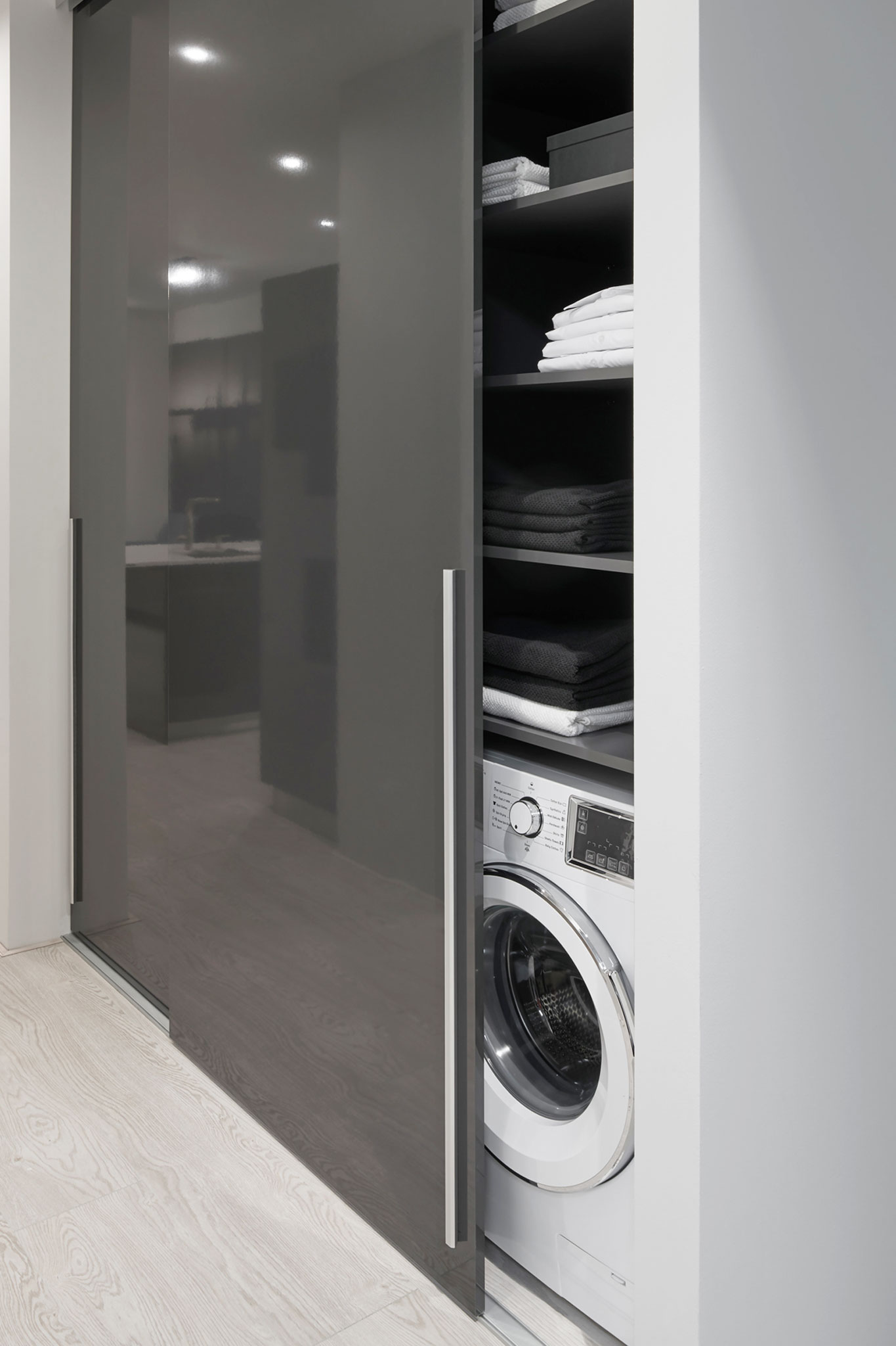 satne_satnikove-skrine_antracitova-leskla-skrina-na-mieru