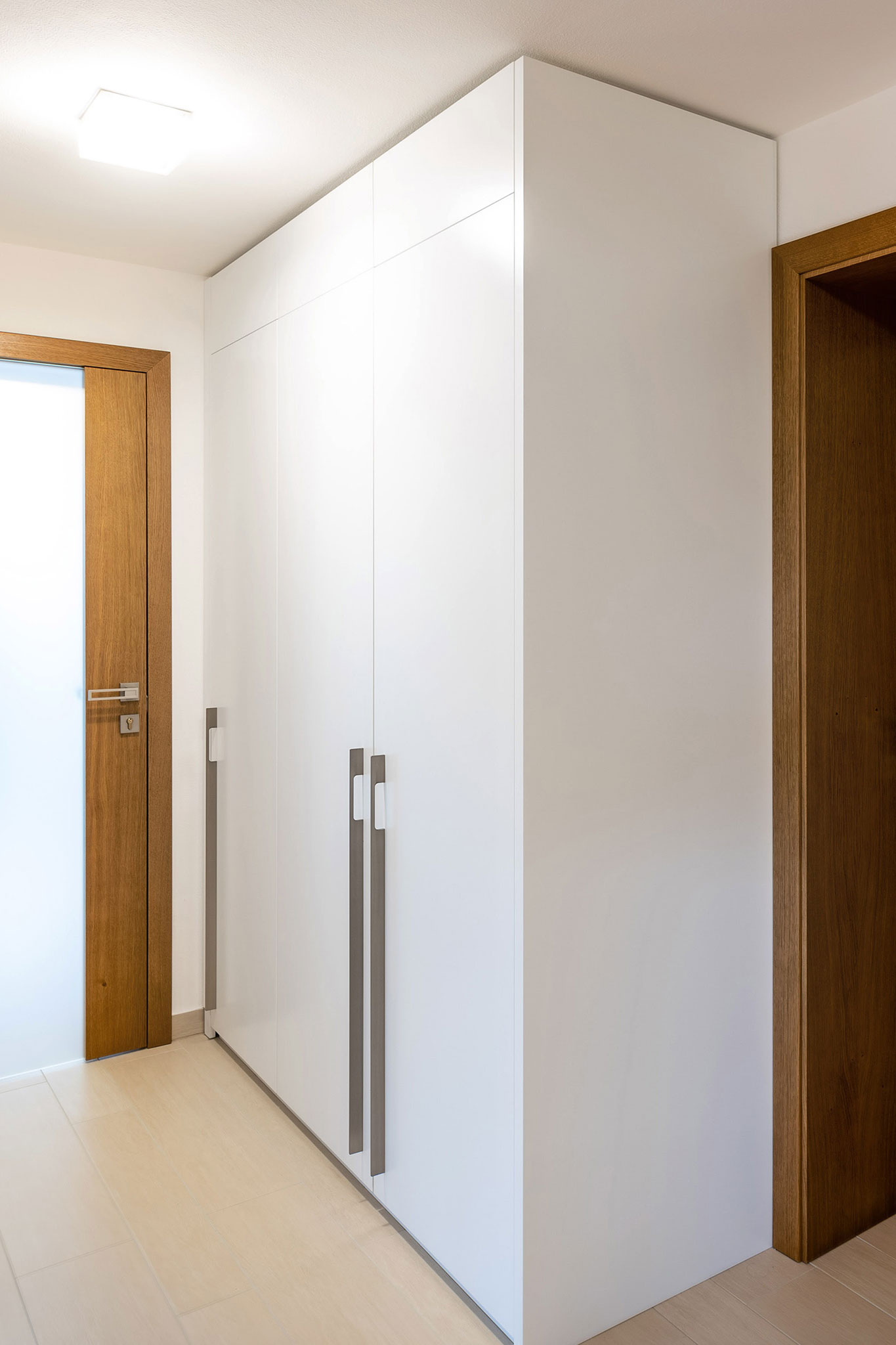 satne_satnikove-skrine_biela-lakovana-skrina-na-mieru