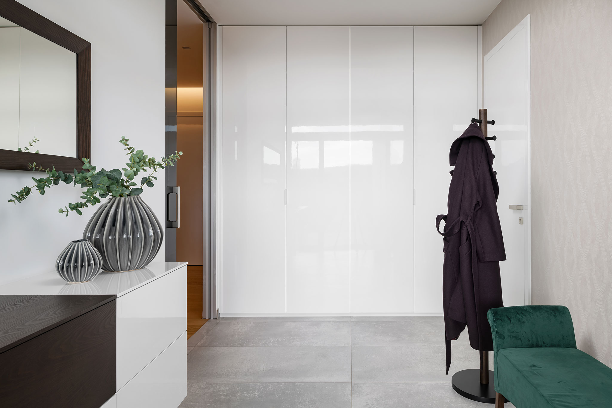 satne_satnikove-skrine_biela-lakovana-vstavana-satnikova-skrina-na-mieru