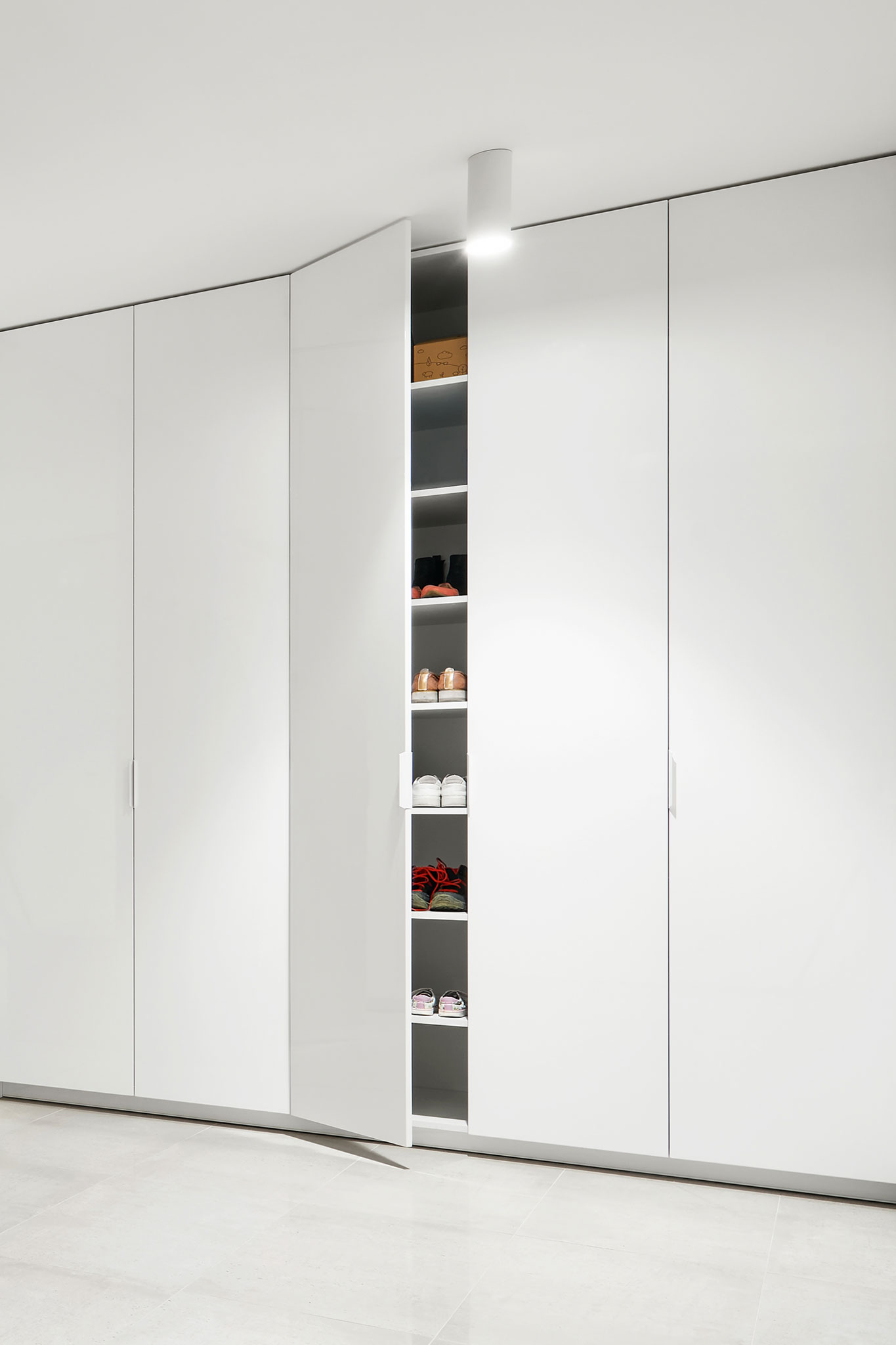 satne_satnikove-skrine_biela-matna-lakovana-skrina-na-mieru