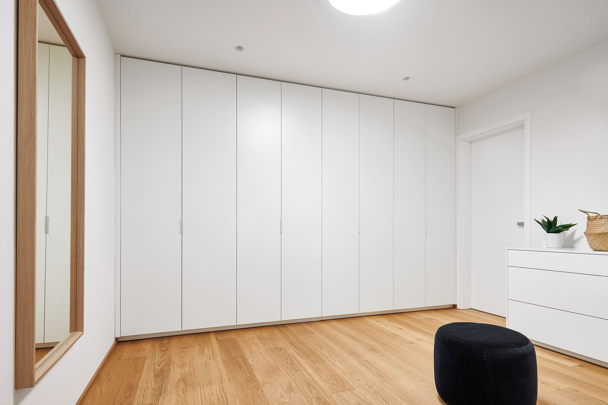 satne_satnikove-skrine_biela-matna-lakovana-skrina-na-mieru