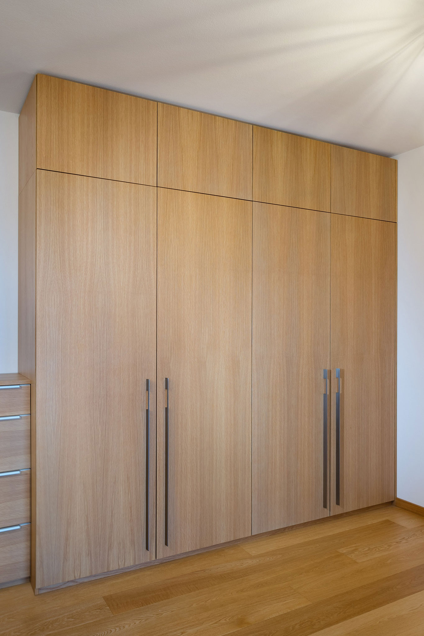 satne_satnikove-skrine_drevena-skrina-na-mieru