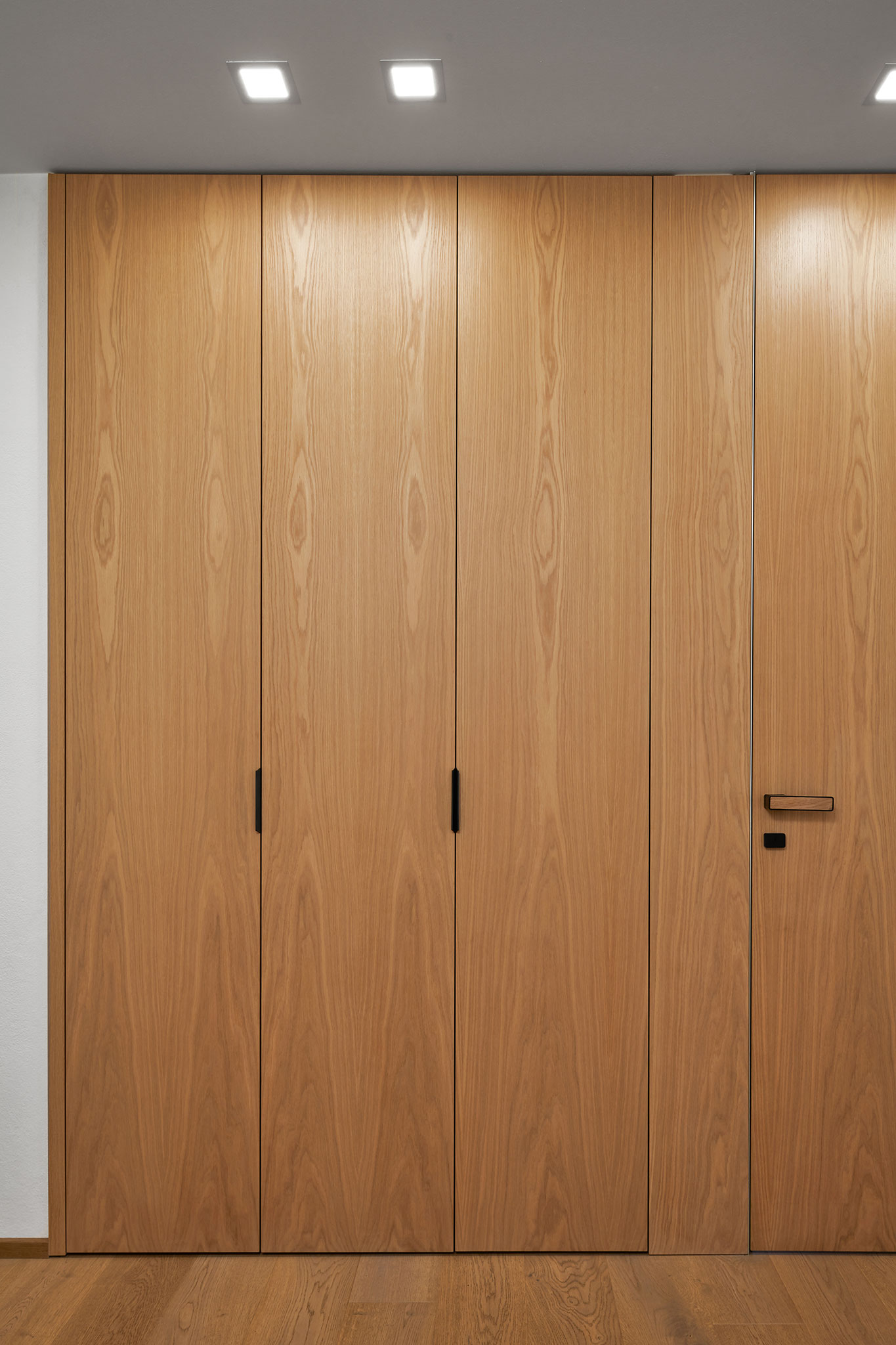 satne_satnikove-skrine_drevene-satnikove-skrine-do-chodby-na-mieru