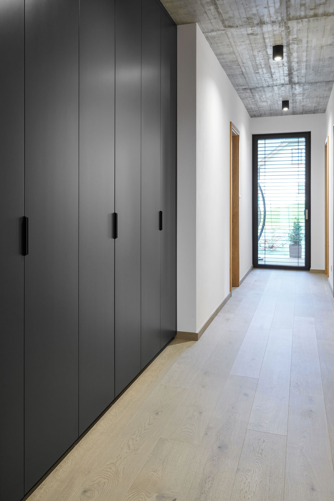 satne_satnikove-skrine_vstavana-matna-lakovana-skrina-tmavoseda-do-chodby-na-mieru