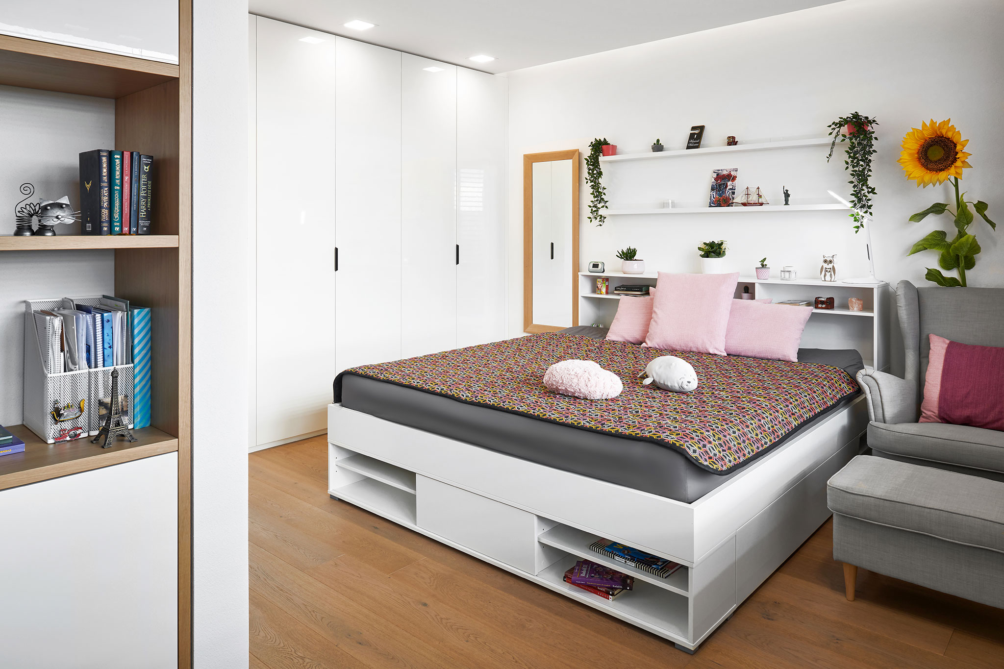 spalna-na-mieru_biela-lakovana-manzelaska-postel_zabudovane-police_celo-postele-z-polic