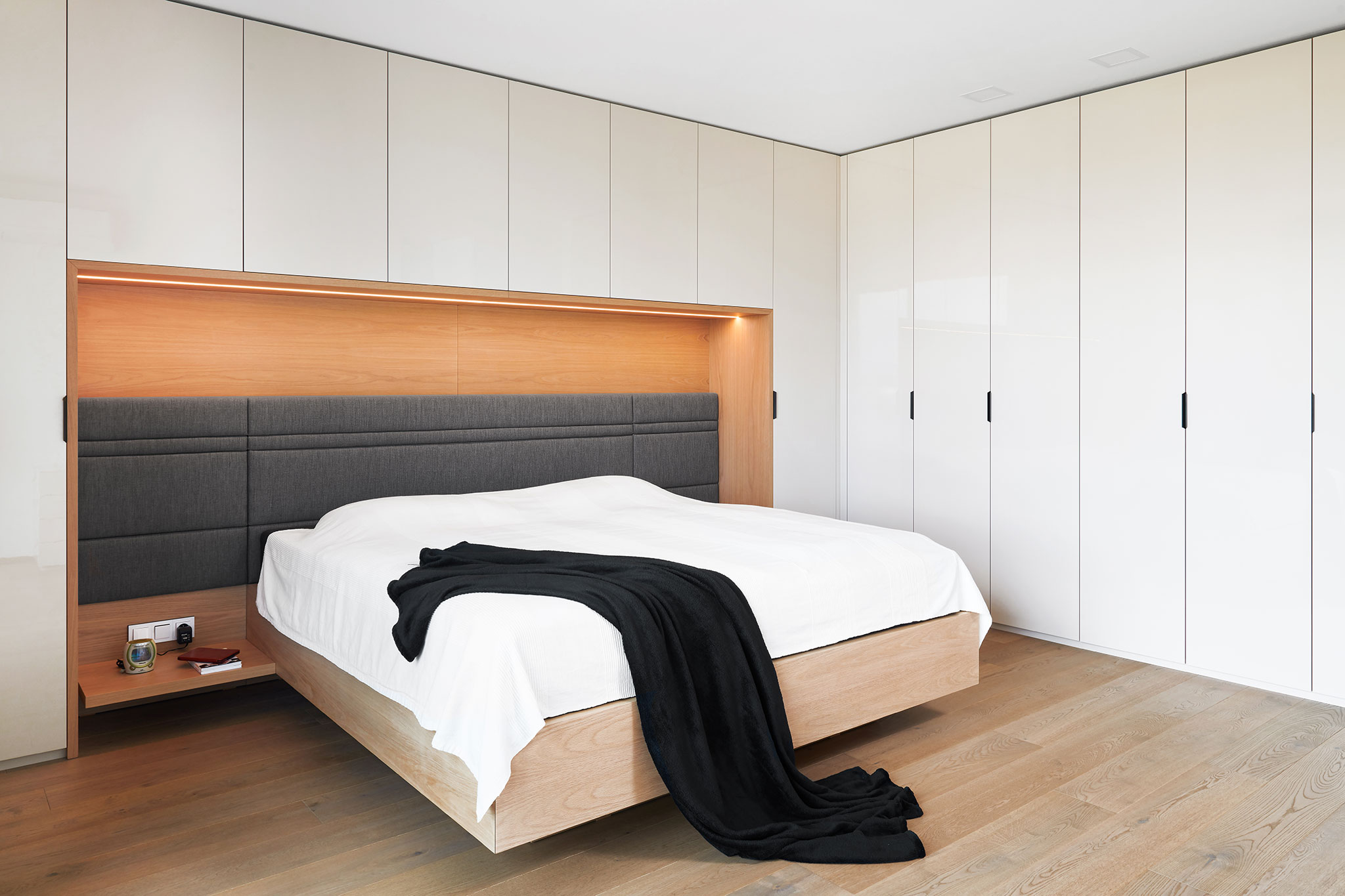 spalna-na-mieru_drevena-levitujuca-manzelska-postel_sede-latkove-celo-postele