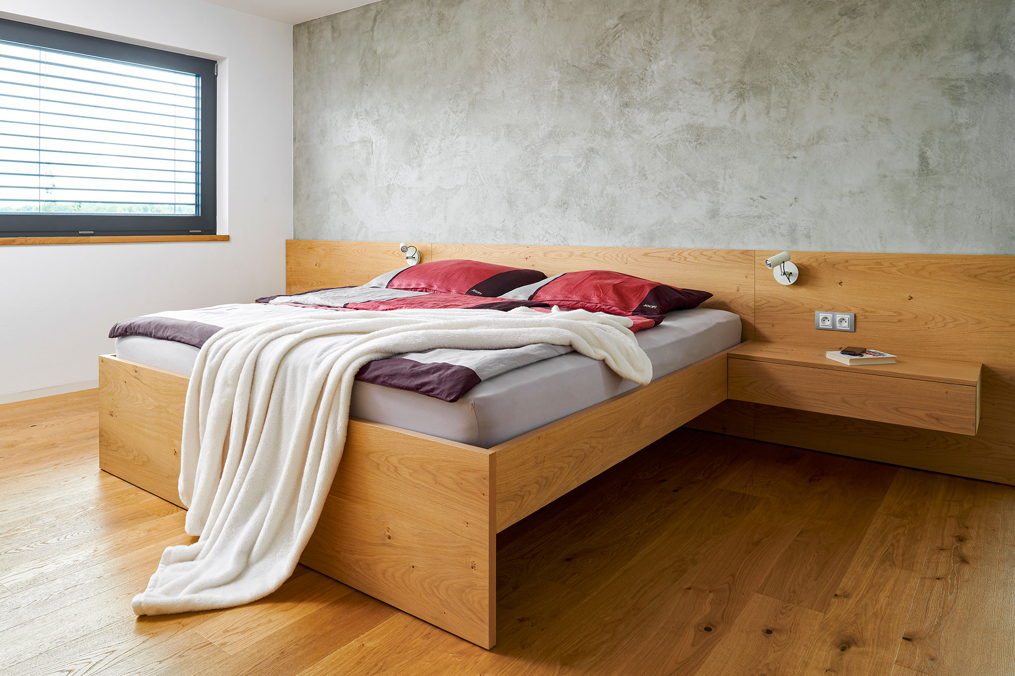 spalna-na-mieru_drevena-manzelska-postel_jednoducha-spalna_minimalisticka-postel