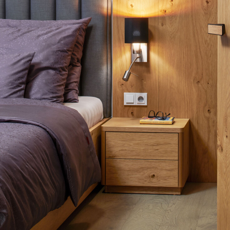 spalna-na-mieru_drevena-manzelska-postel_sede-latkove-celo-postele