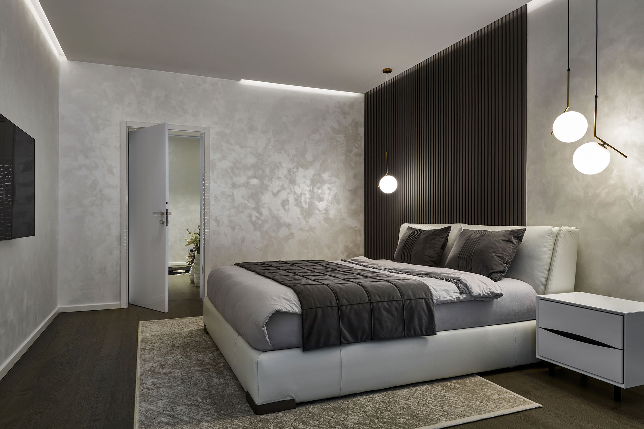 spalna-na-mieru_luxusna-spalna_luxusna-manzelska-postel_biele-nocne-stoliky