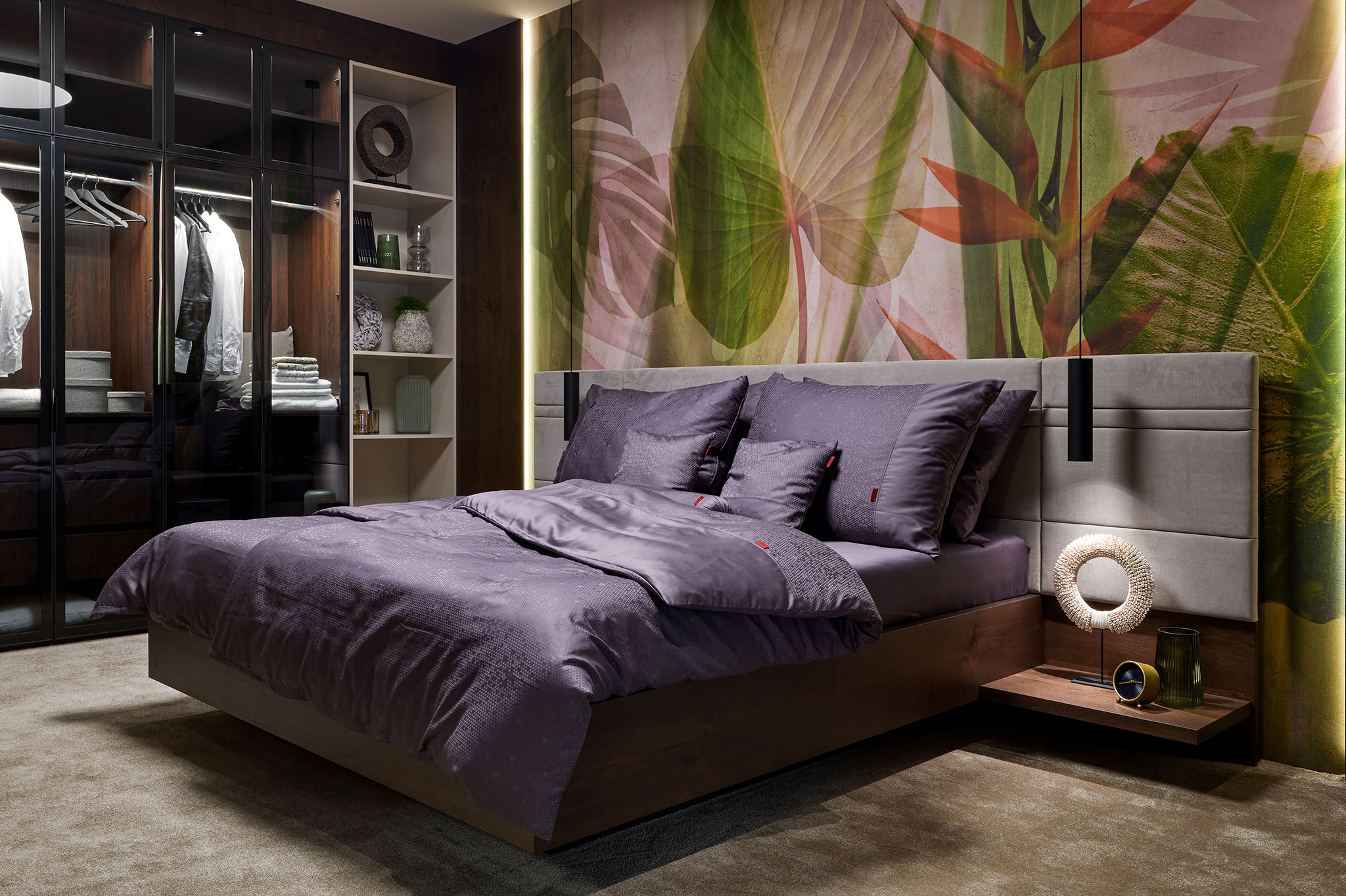 spalna-na-mieru_tmava-drevena-manzelska-postel_sede-latkove-celo-postele