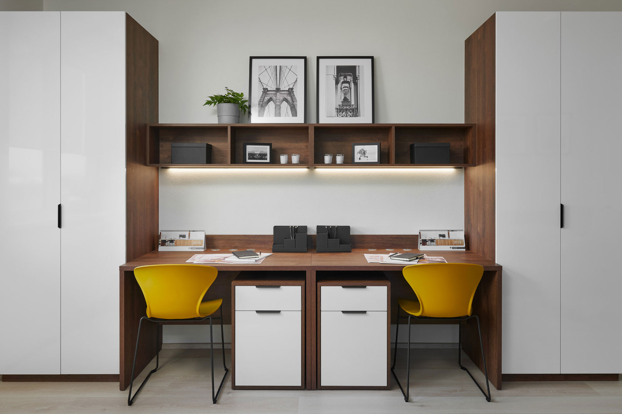 studentska-izba_na-mieru_hanak_biely-lak_tmave-drevo_izba-pre-2-deti_2-stoly-vedla-seba