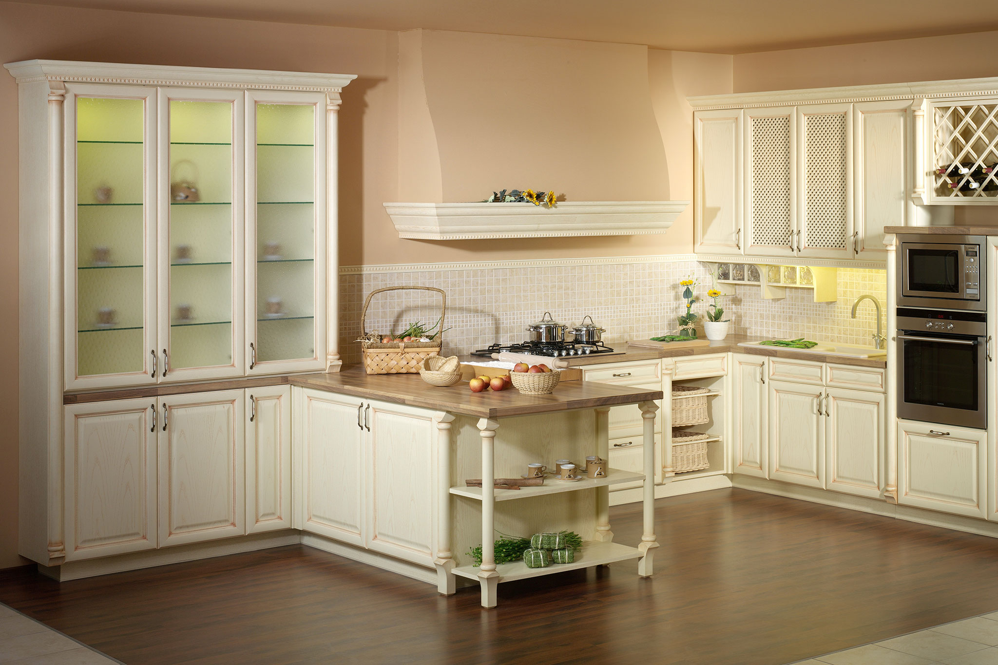 vidiecka_rustikalna-kuchyna-na-mieru_bezova-patina_pribornik-so-sklom_ozdobne-uchytky