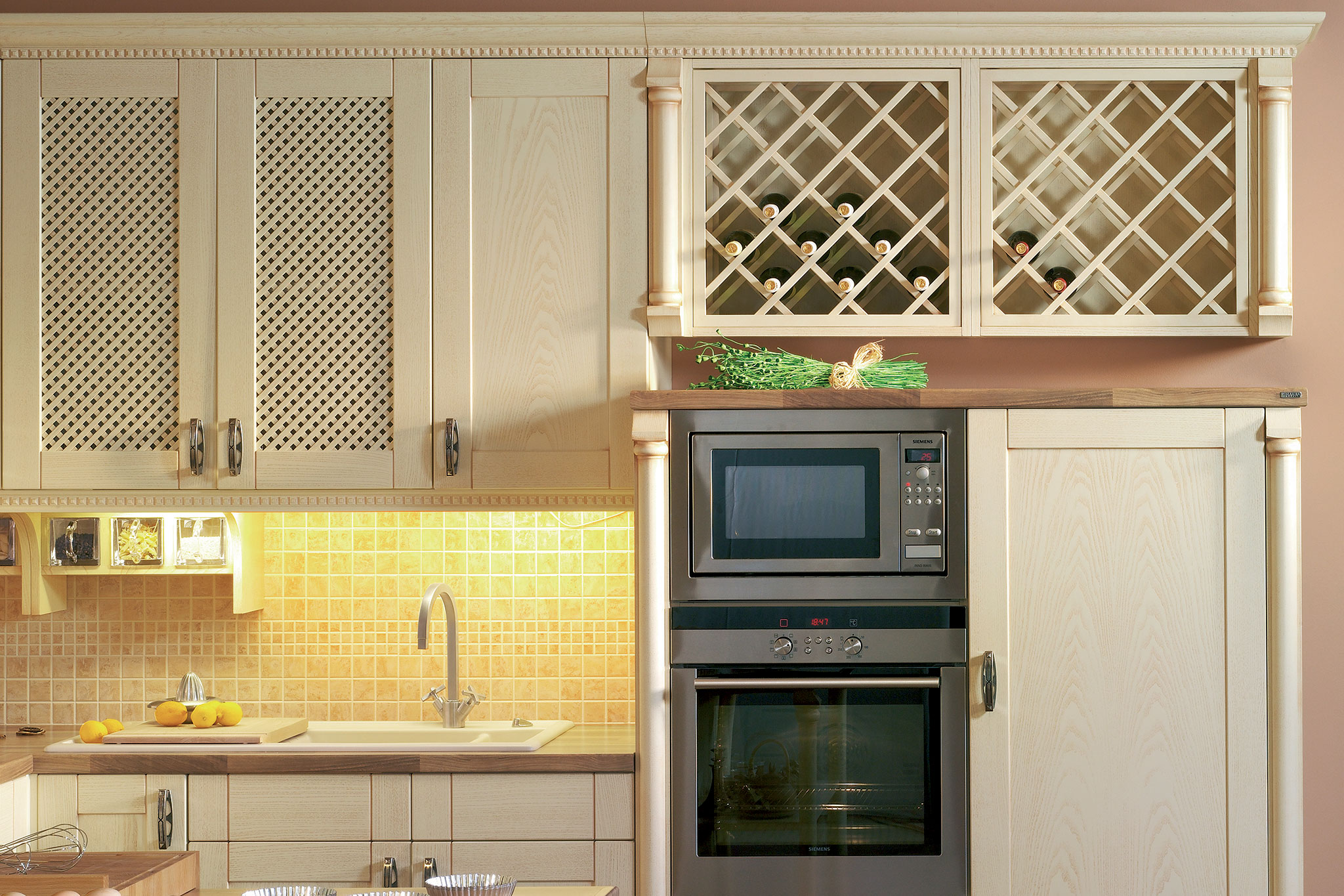 vidiecka_rustikalna-kuchyna-na-mieru_bezova-patina_pribornik-so-sklom_ozdobne-uchytky