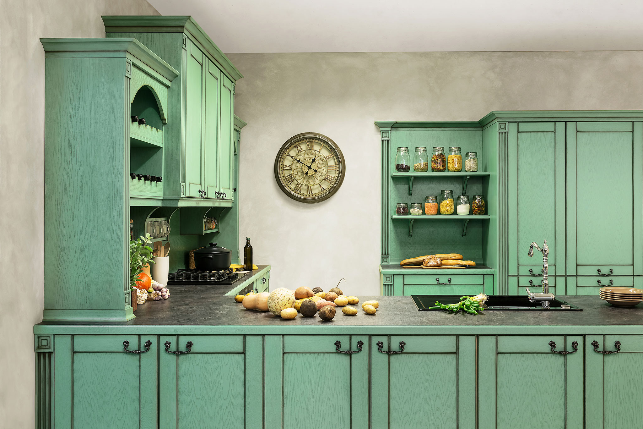 zelena-patina_vidiecka-kuchyna_toskansky-styl_kovove-ozdobne-uchytky