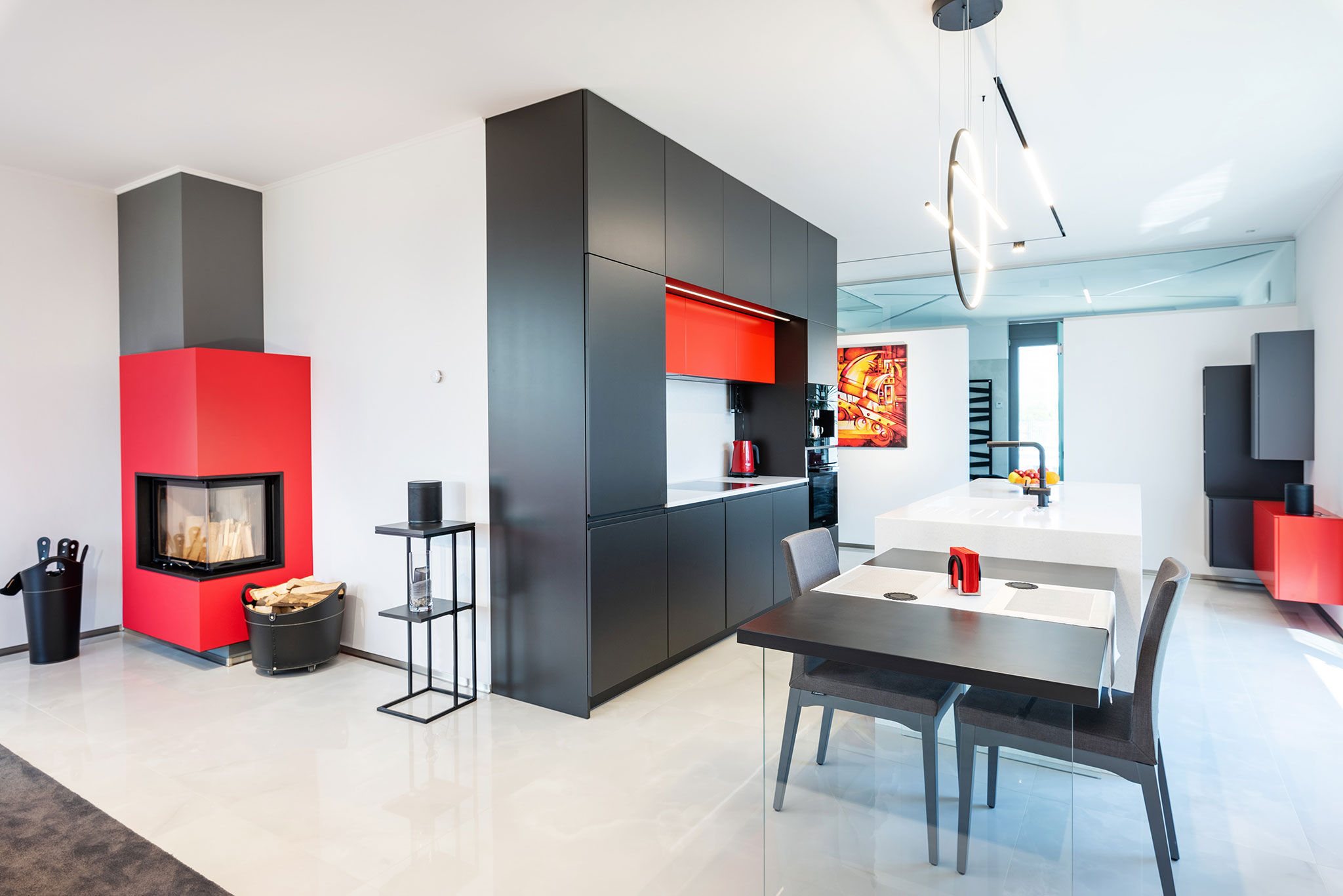 antracito-kuchyna-na-mieru_cervene-skrinky-nabytku