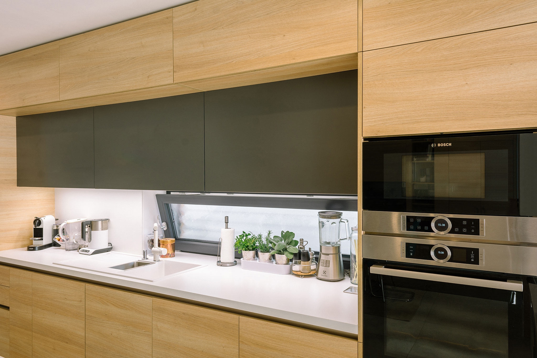 biela-kamenna-pracovna-doska-do-kuchynskej-linky-na-mieru