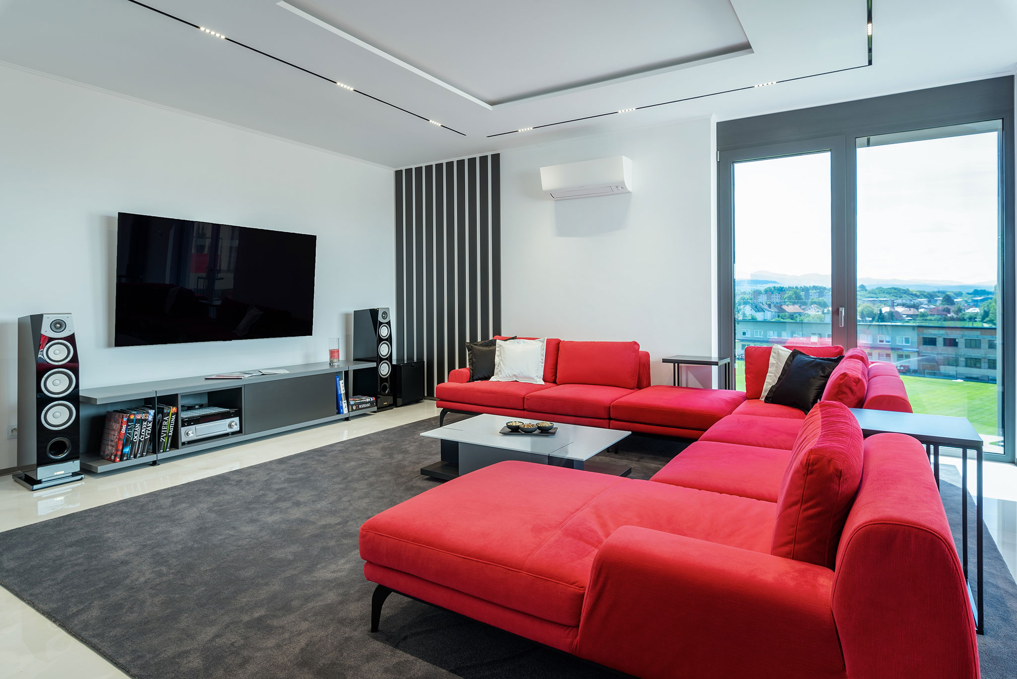 cerveny-gauc_sedy-obyvackovy-nabytok-na-mieru