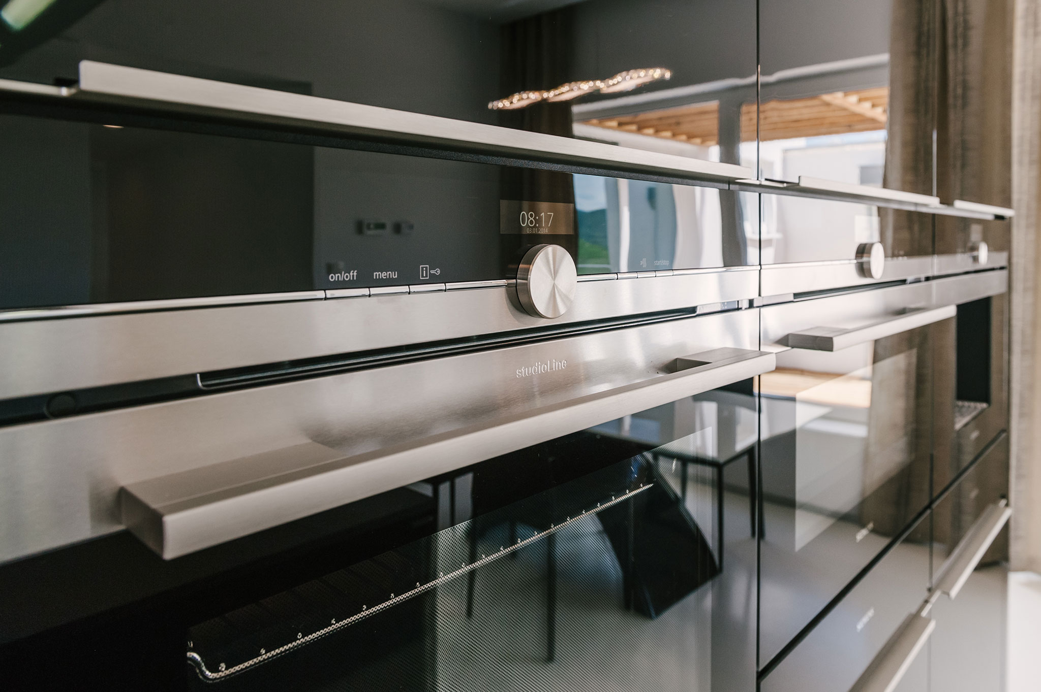 luxusná čierna kuchyna na mieru značky hanák