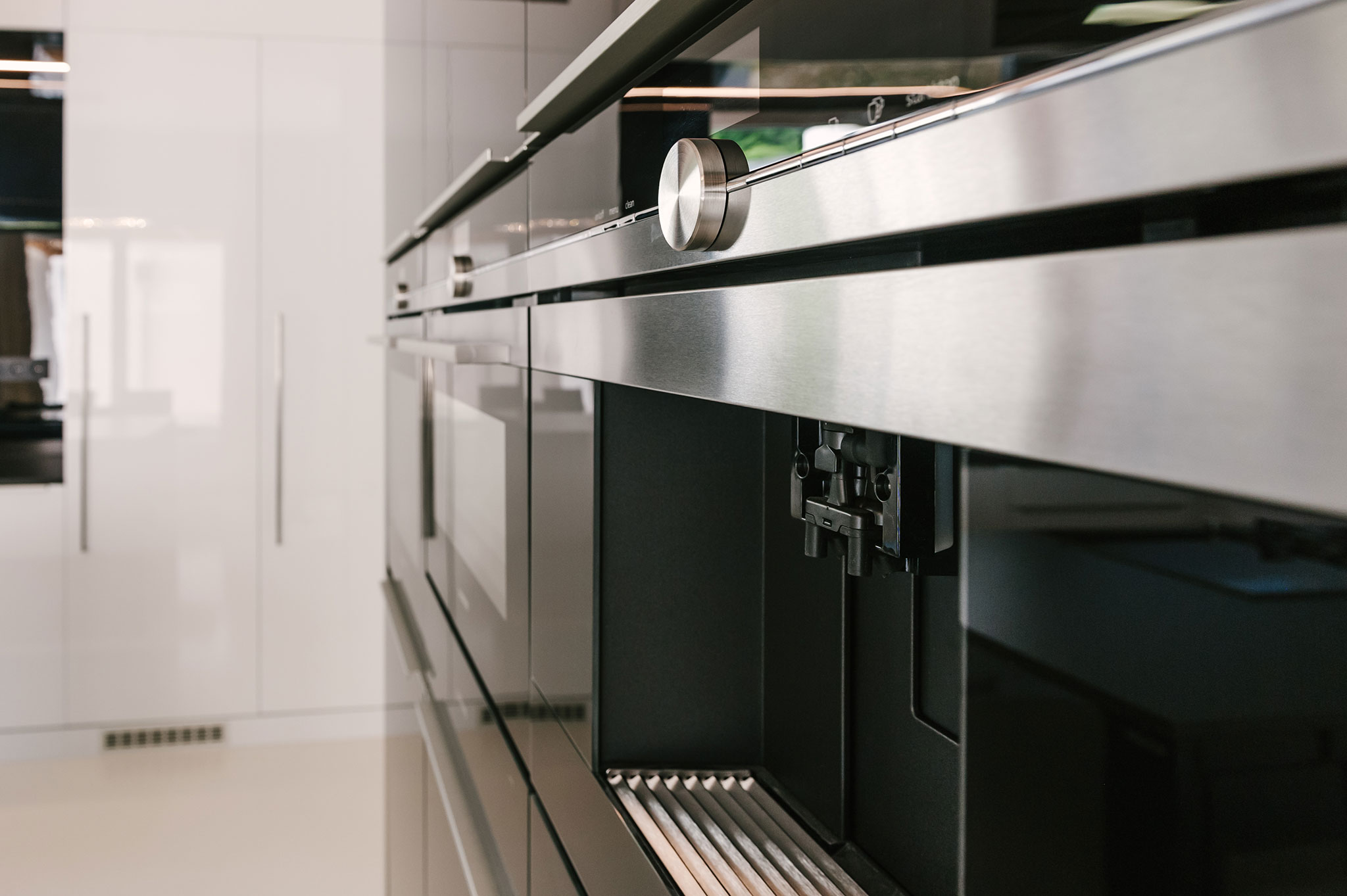 luxusná čierna kuchyna na mieru značky hanák