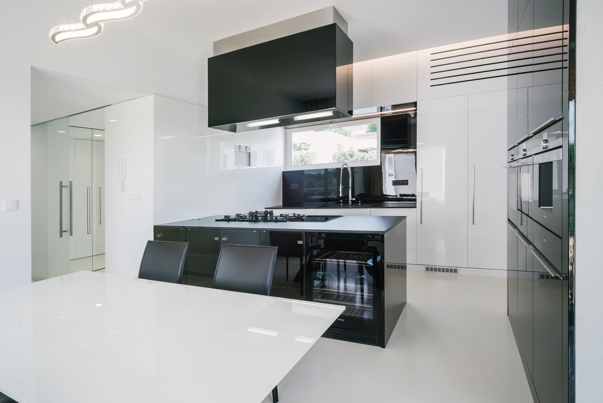 luxusná čierna kuchyna na mieru značky hanák