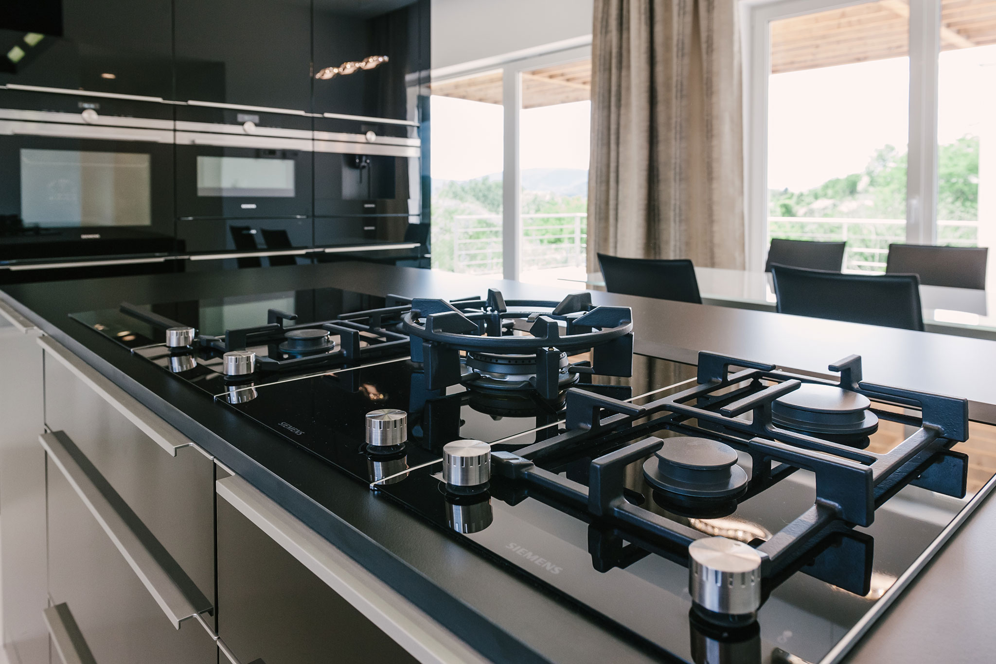 luxusná čierna kuchyna na mieru značky hanák