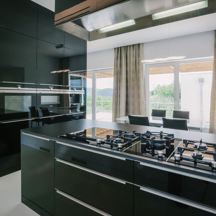 luxusná čierna kuchyna na mieru značky hanák