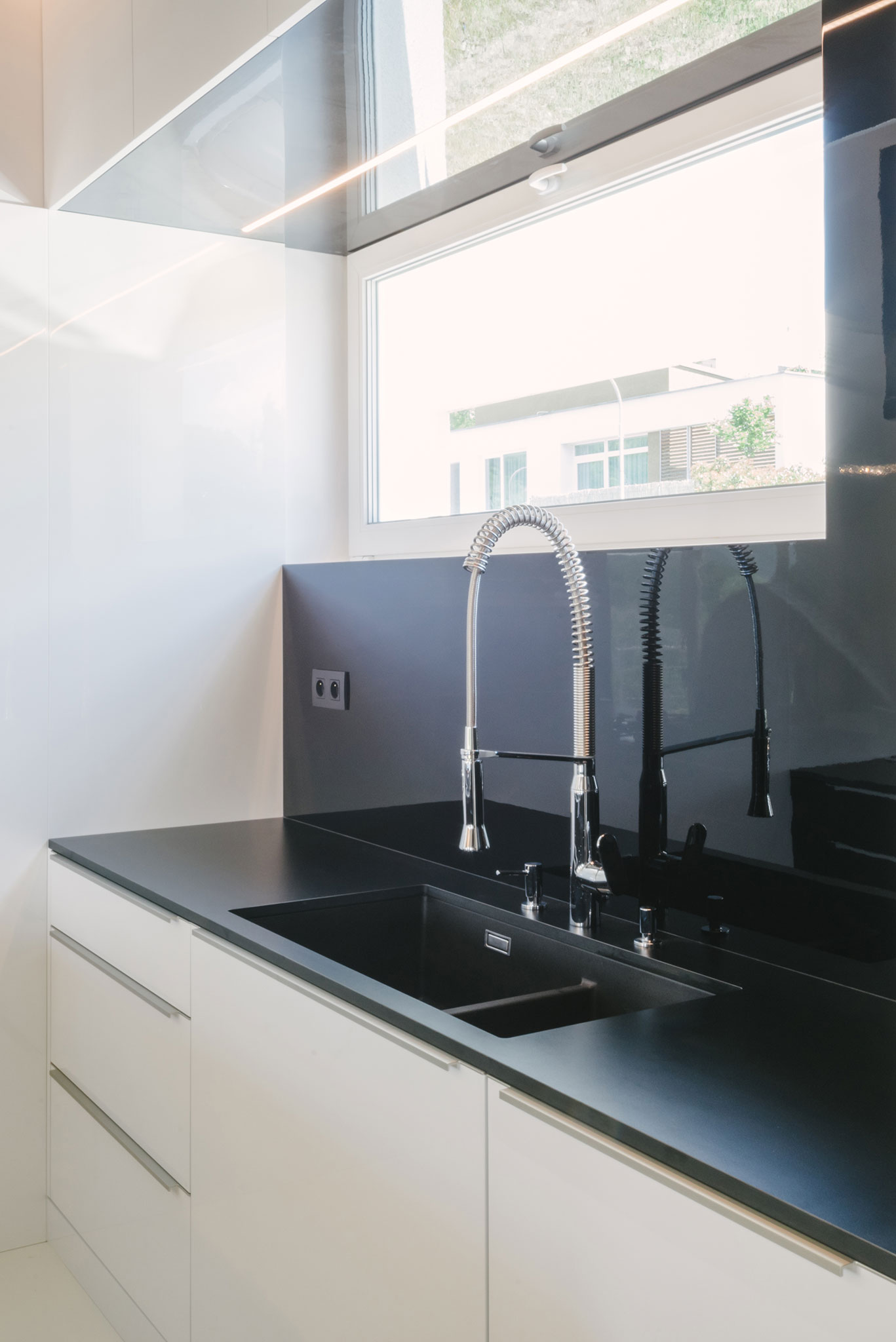 luxusná čierna kuchyna na mieru značky hanák