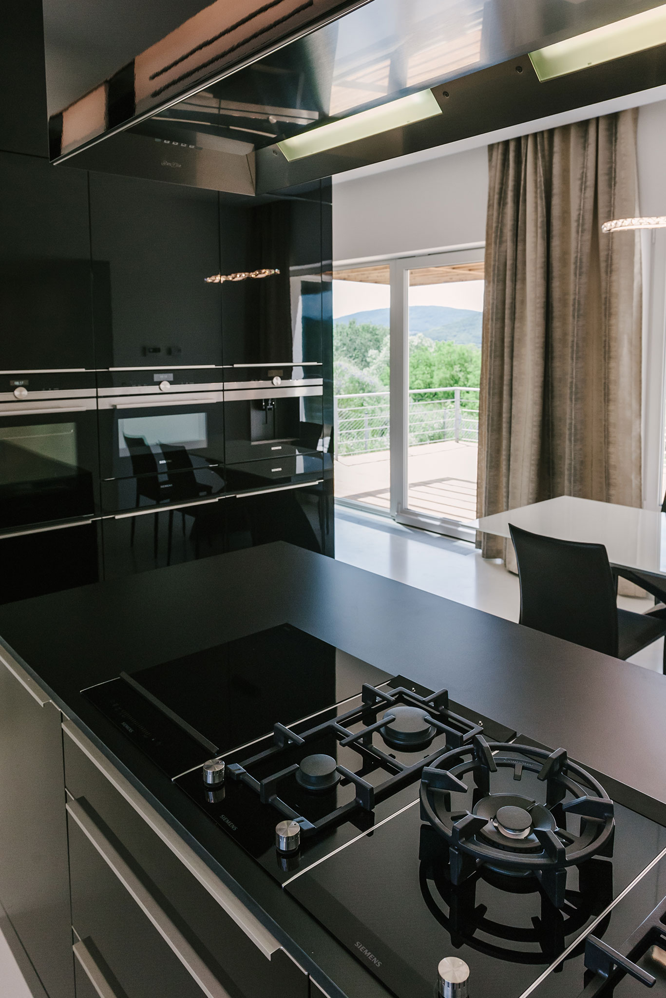 luxusná čierna kuchyna na mieru značky hanák