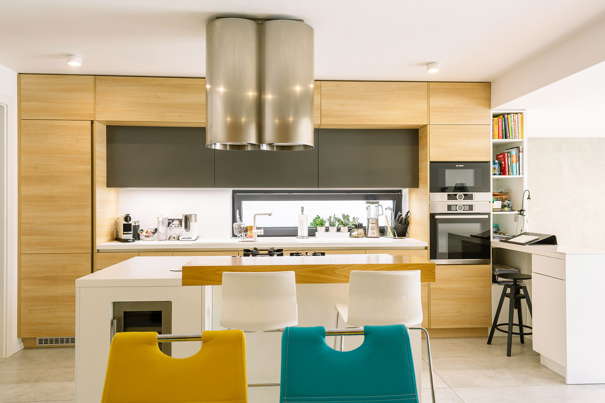 kuchyna-na-mieru_kamenna-pracovna-doska_nerezovy-ostrovny-odsavac-par