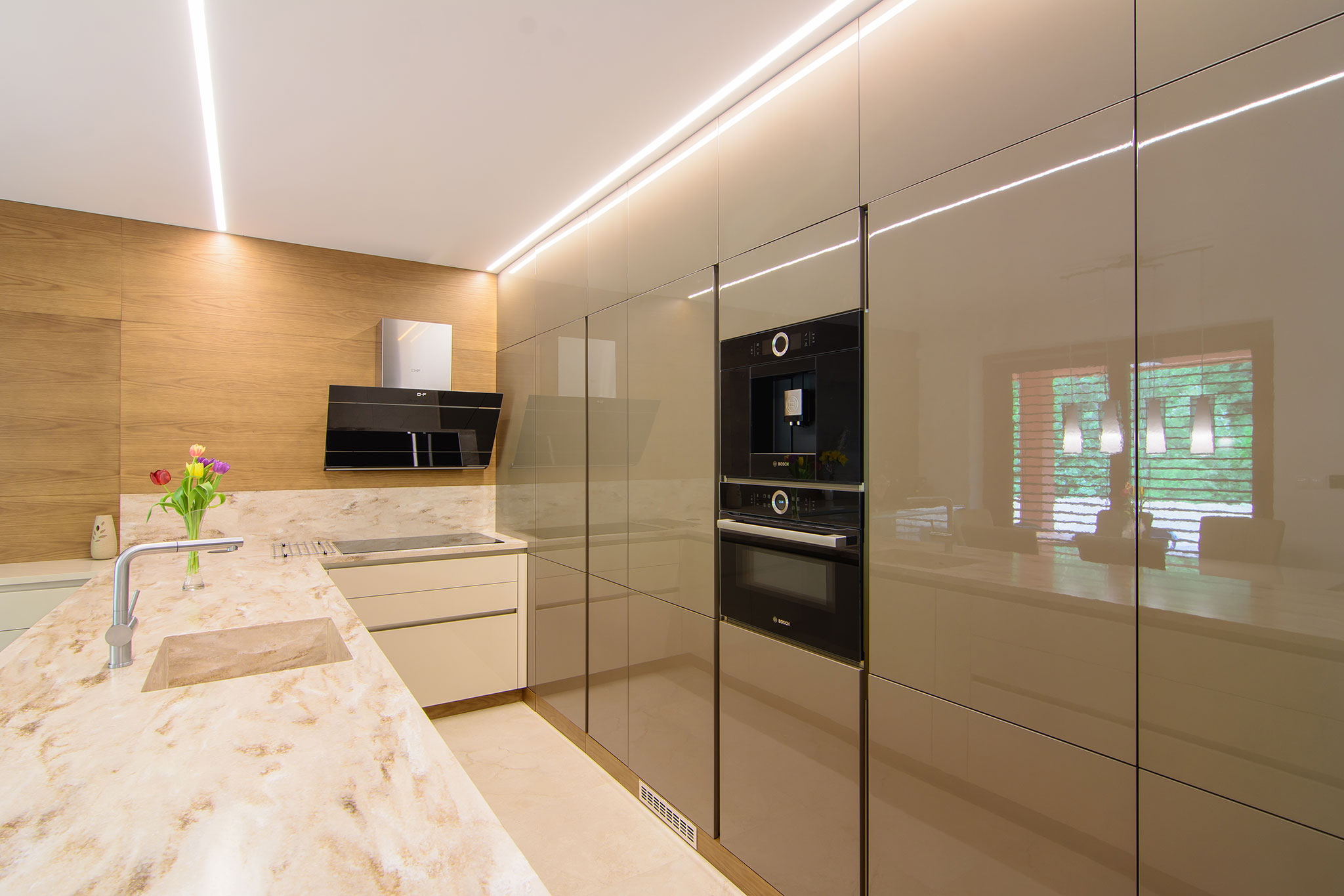 nabytok na mieru vo farbe laku mocca