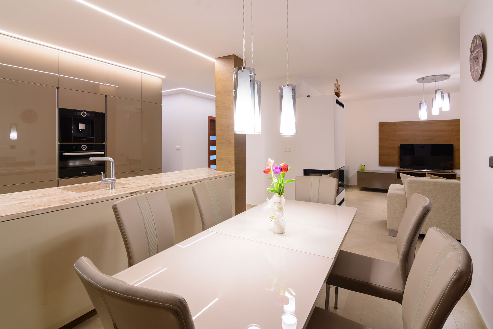 nabytok na mieru vo farbe laku mocca