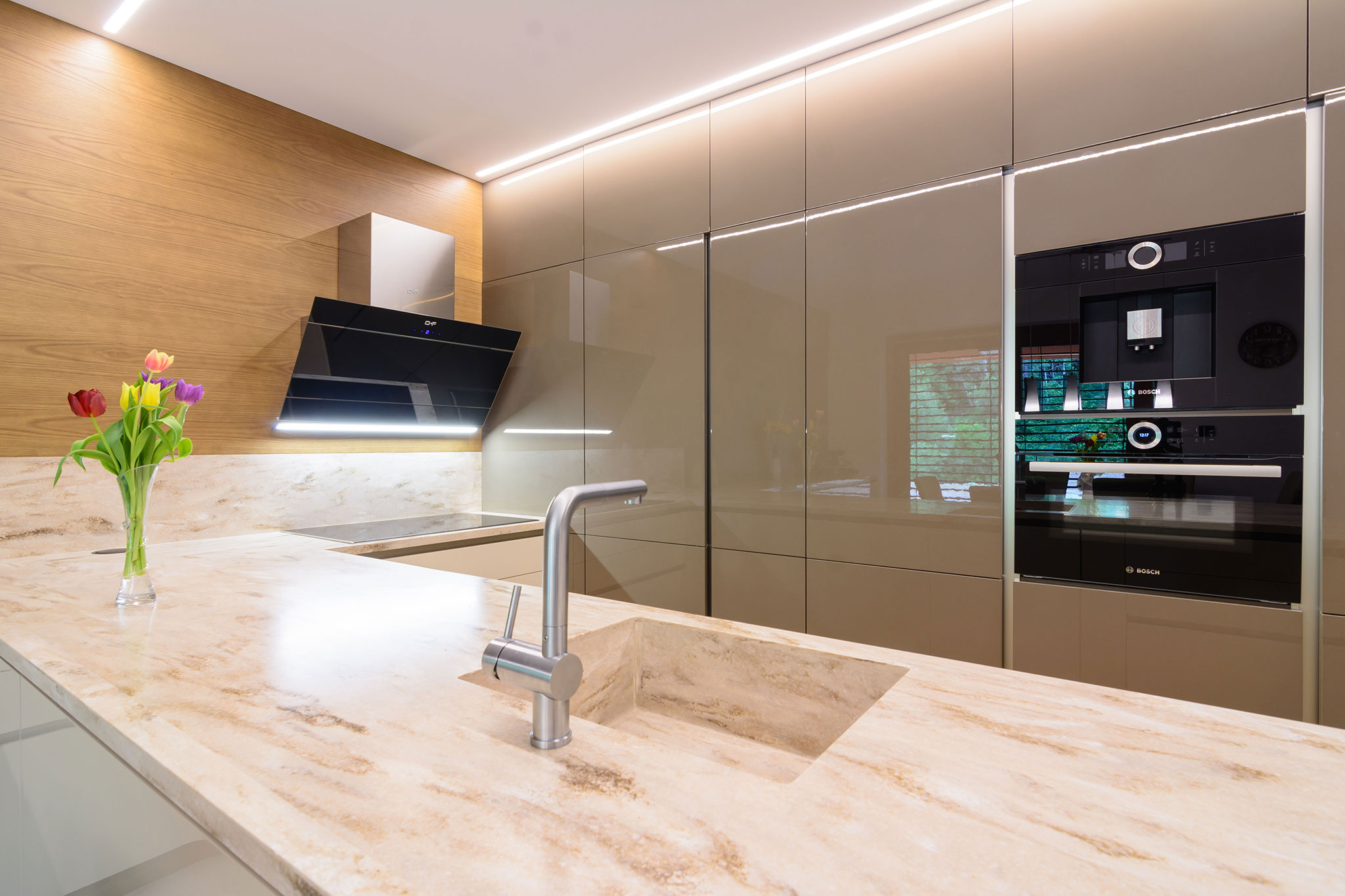 nabytok na mieru vo farbe laku mocca