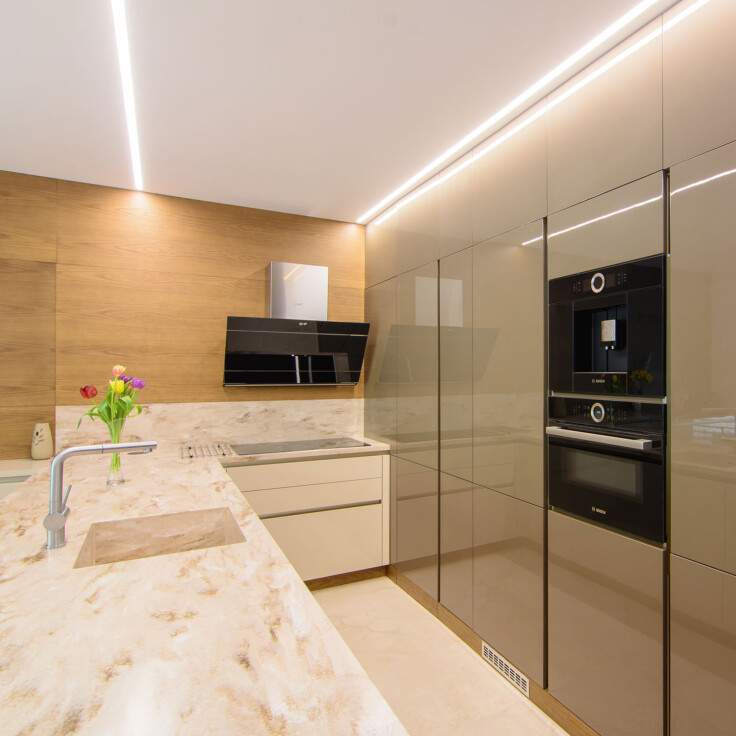 nabytok na mieru vo farbe laku mocca