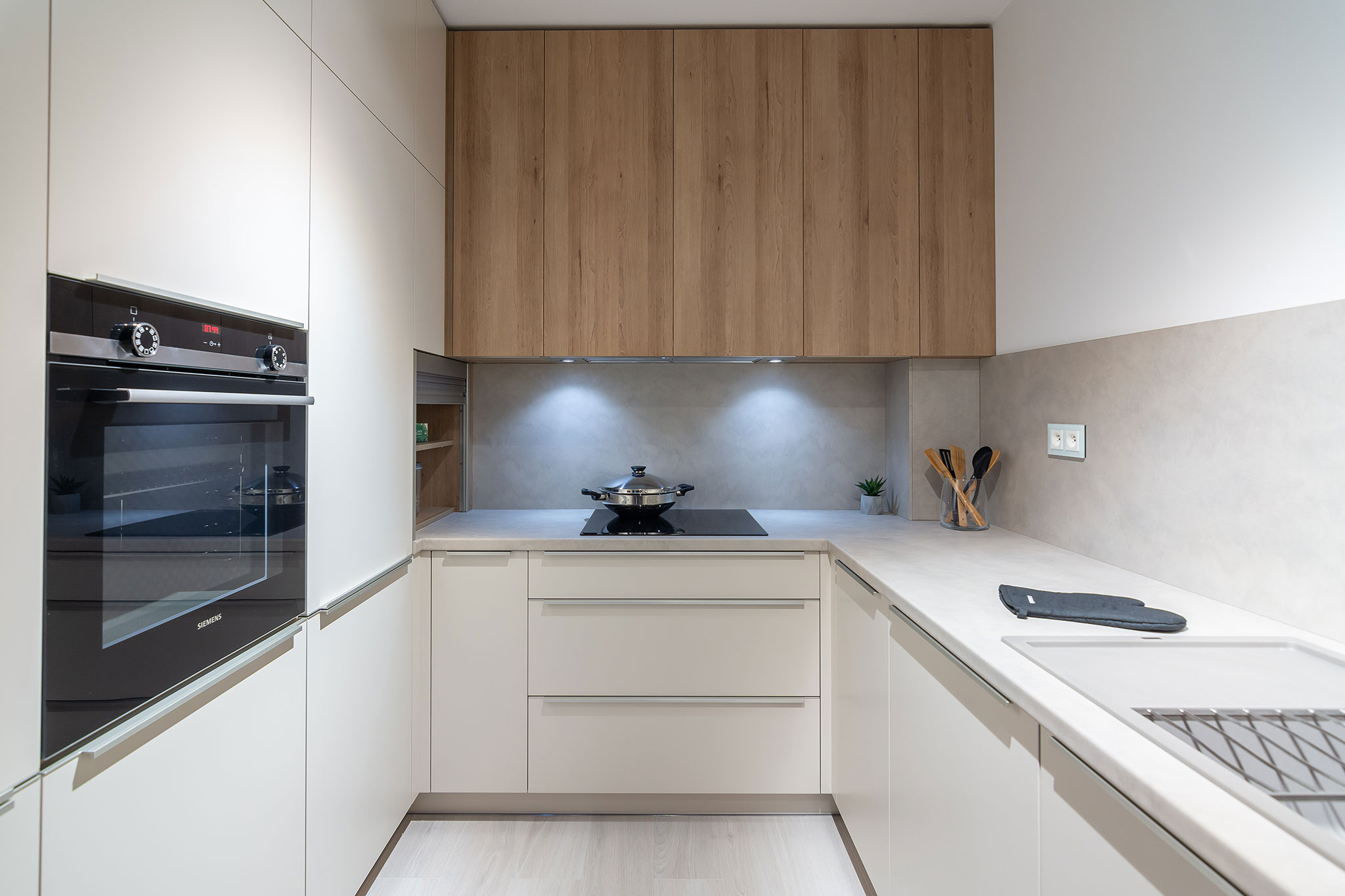 moderná svetlá kuchyna