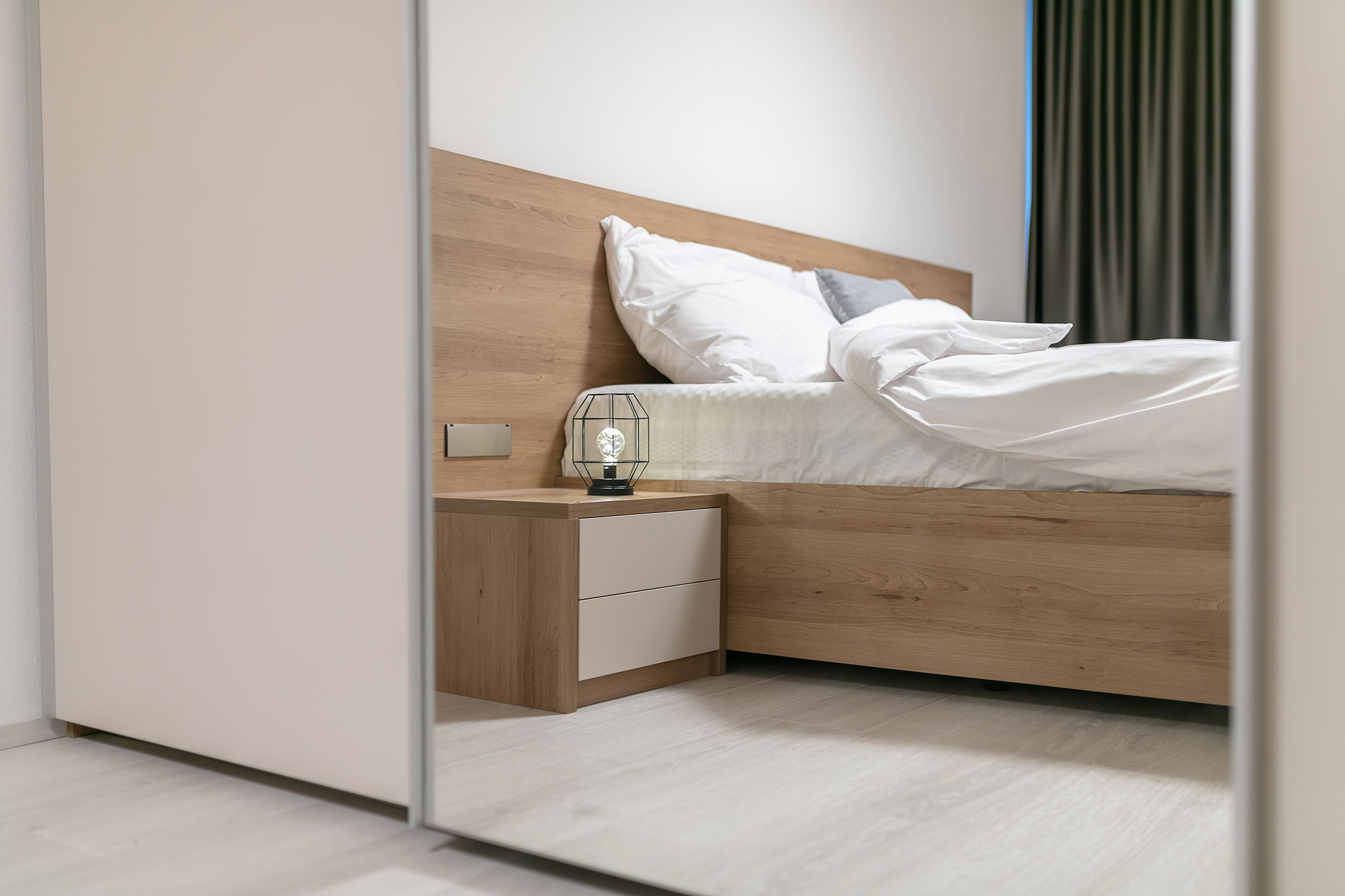 nočný drevený stolík