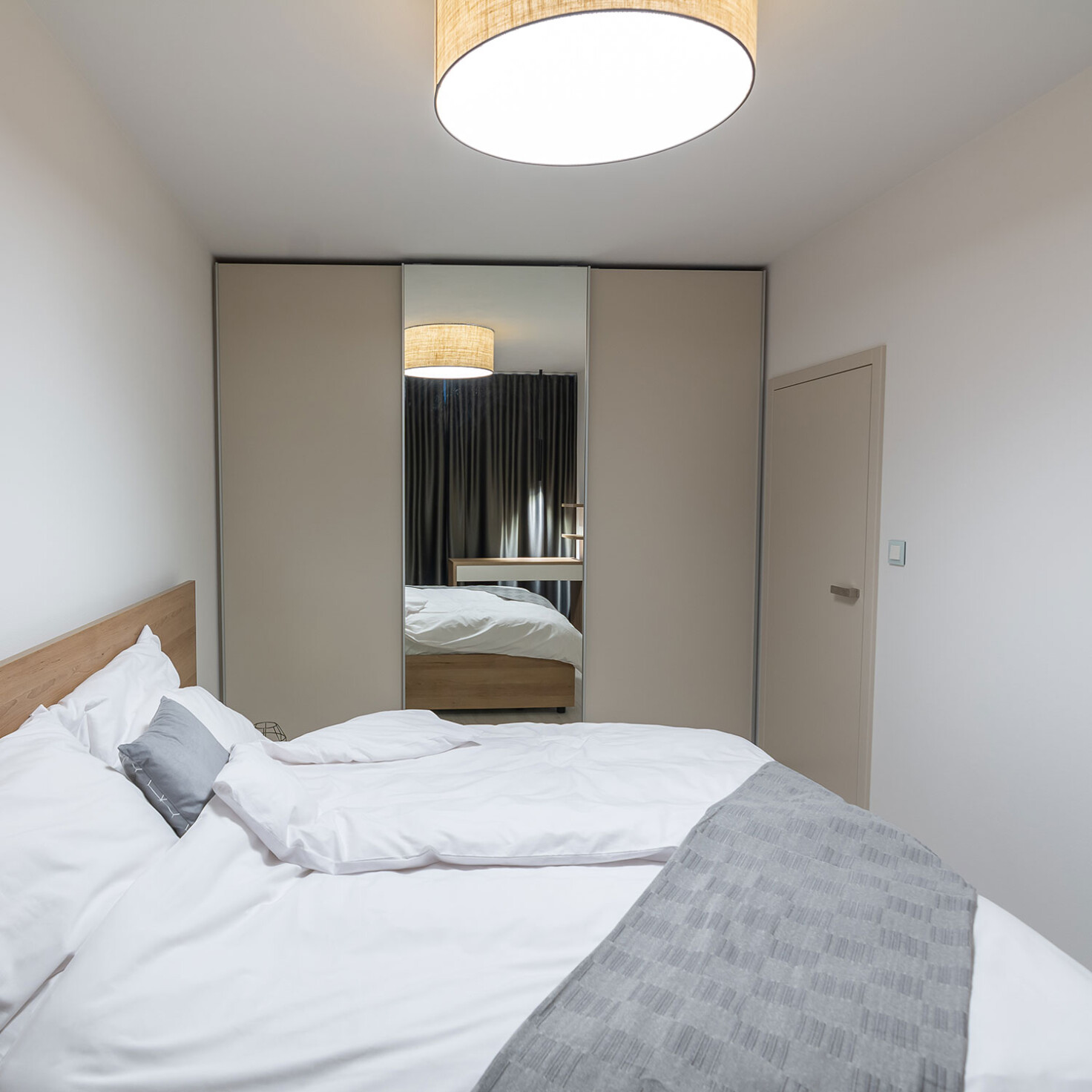 satníková skrina so zrkadlom