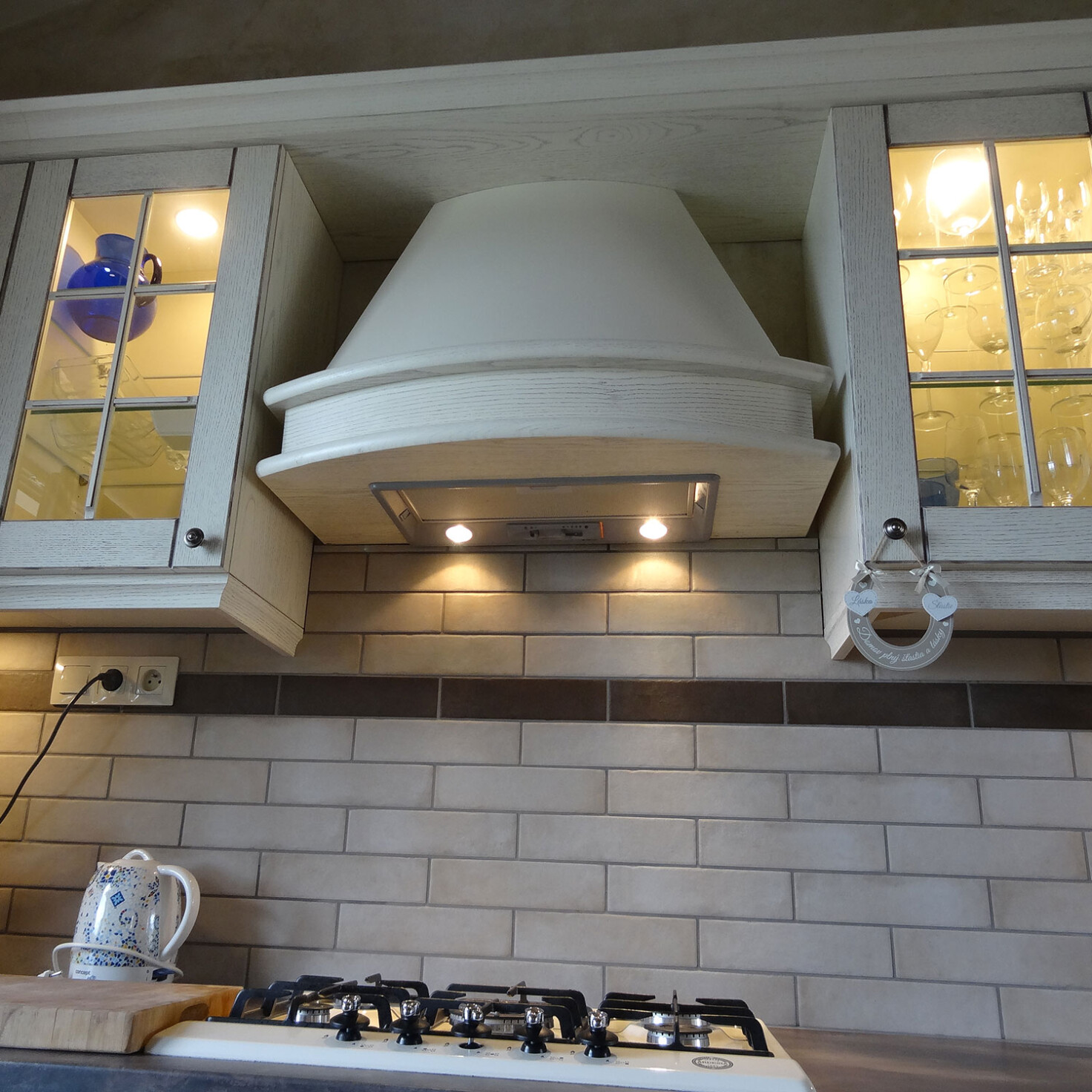 odsvac-par-v-rustikalnej-kuchyni_zabudovany-do-nabytku