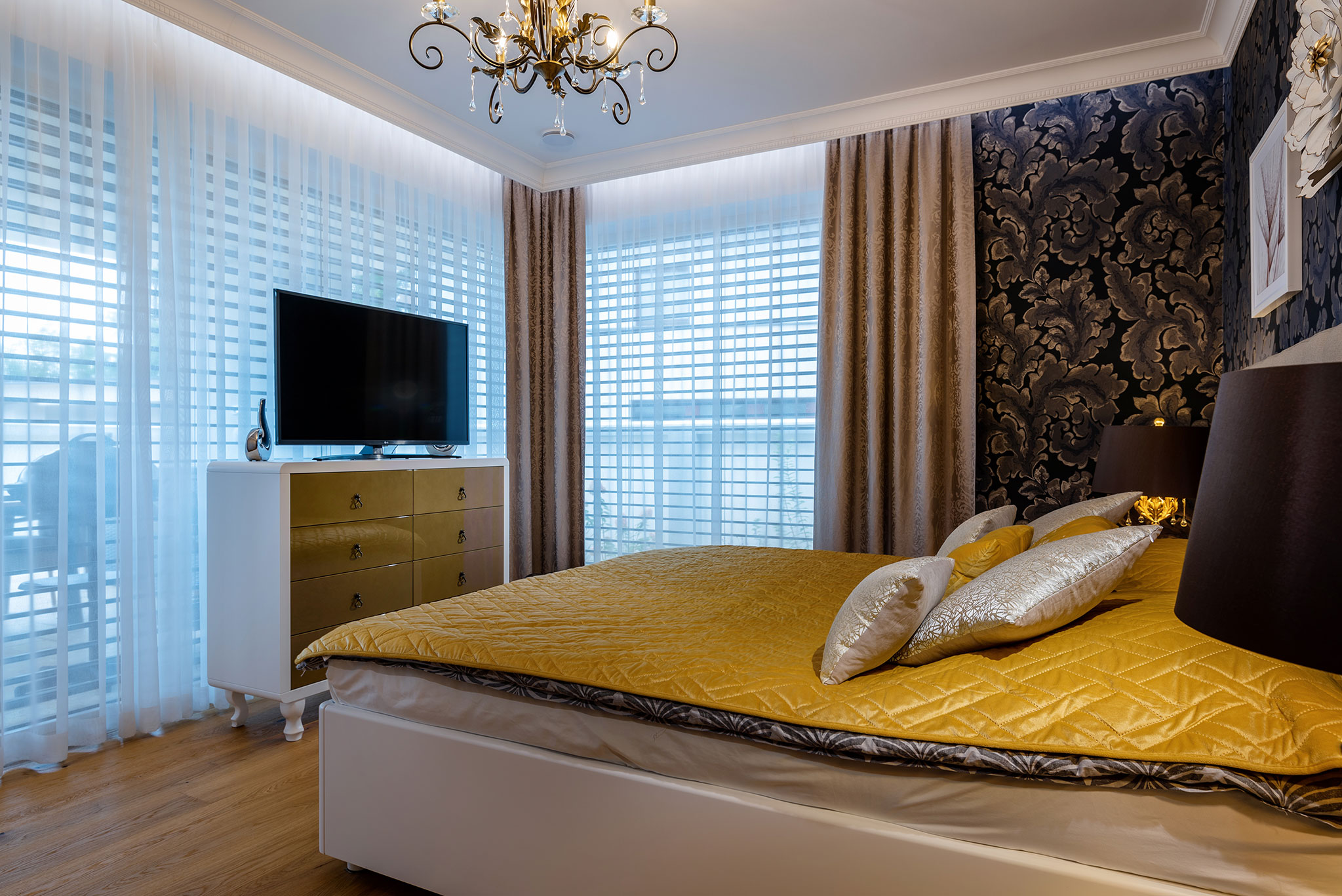 glamour štýl v luxusnej spálni na mieru