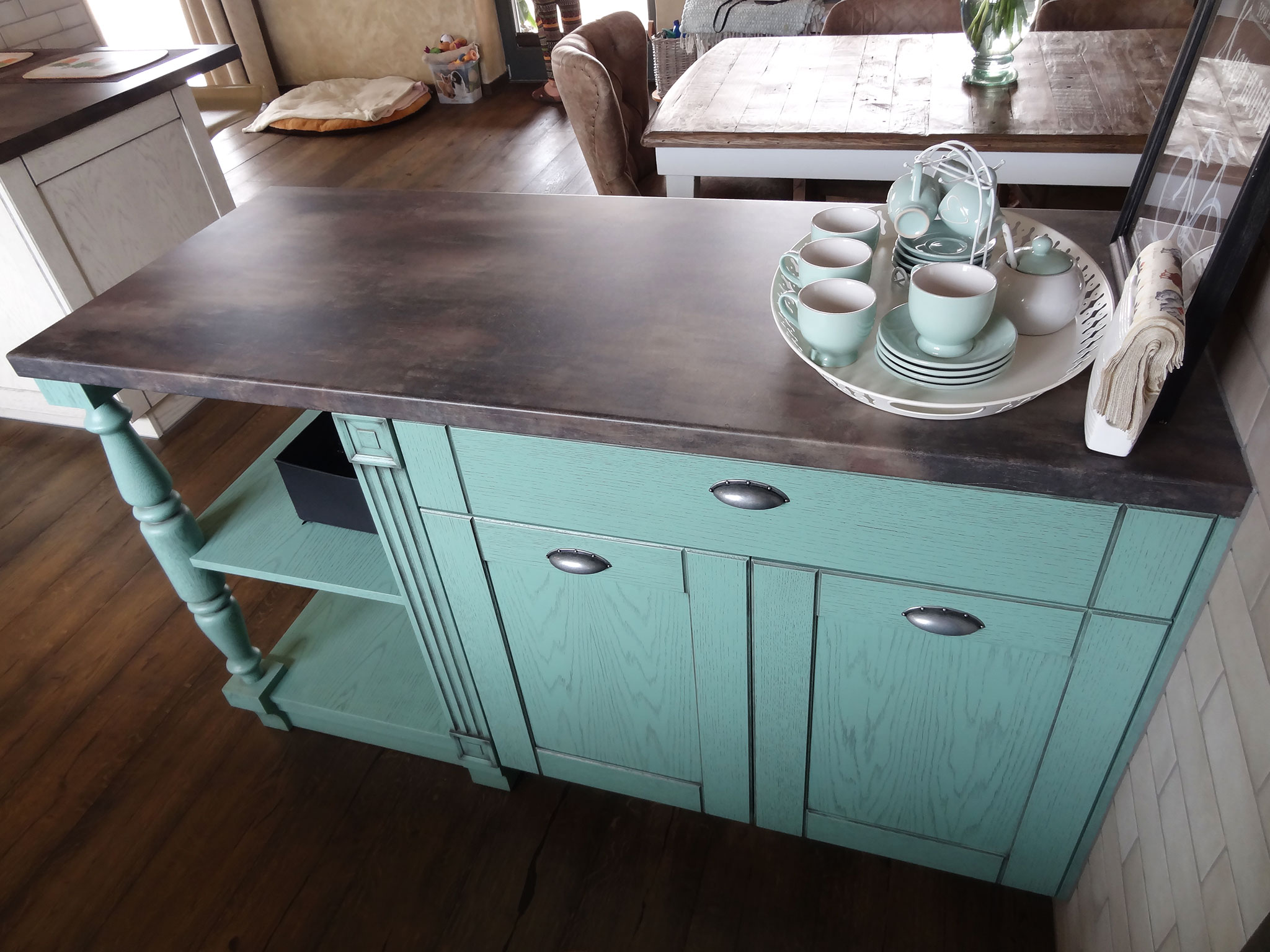 rustikalna-vidiecka-kuchyna_zeleny-kuchynsky-ostrov