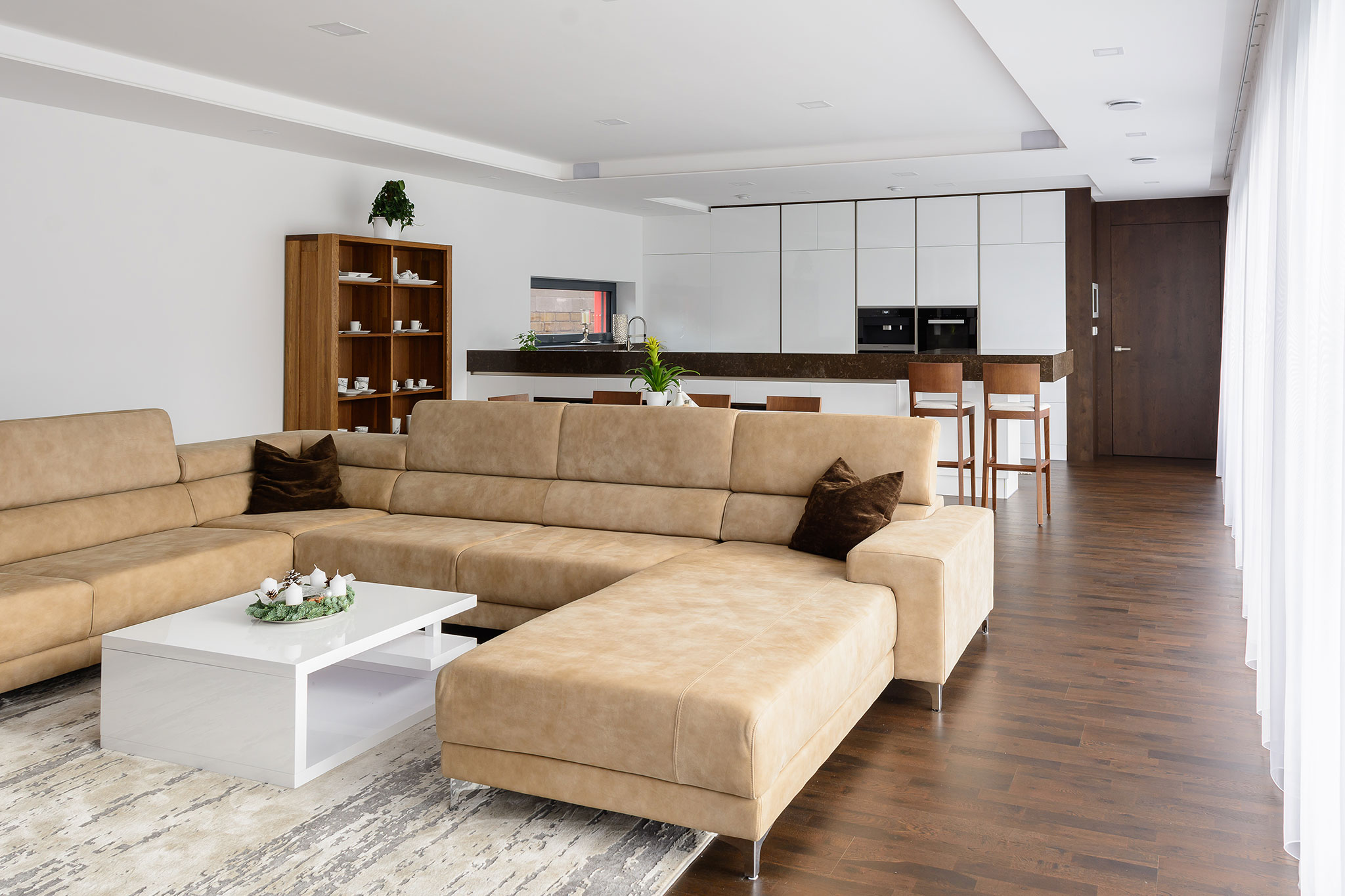 biela-lakovana-kuchyna-na-mieru