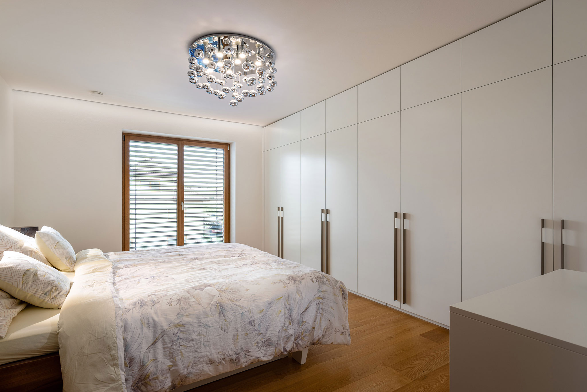 biela-vstavana-skrina_spalna_-na-mieru