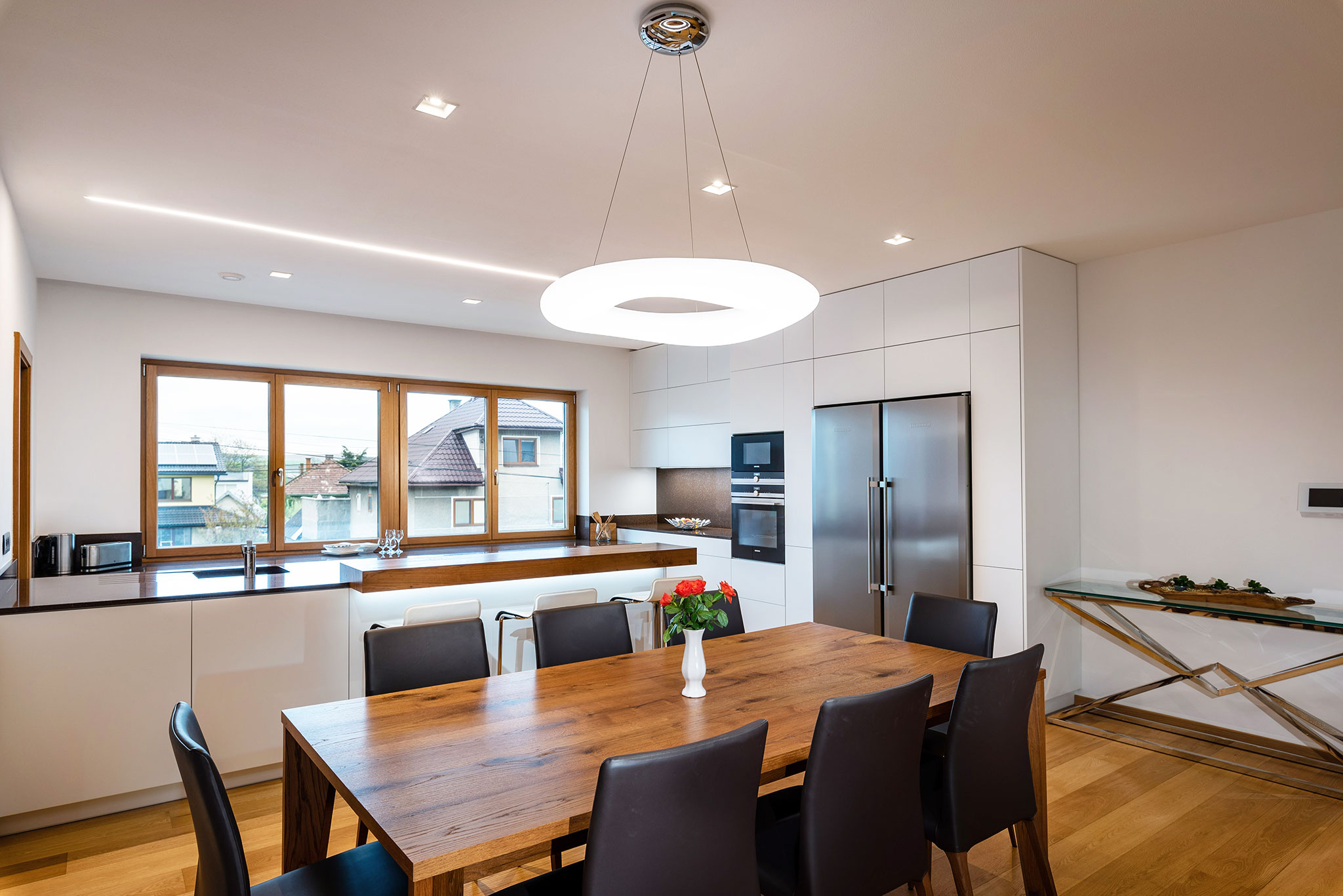 biela_lakovana_kuchyna-na-mieru-jedalensky-stol-dyhovy